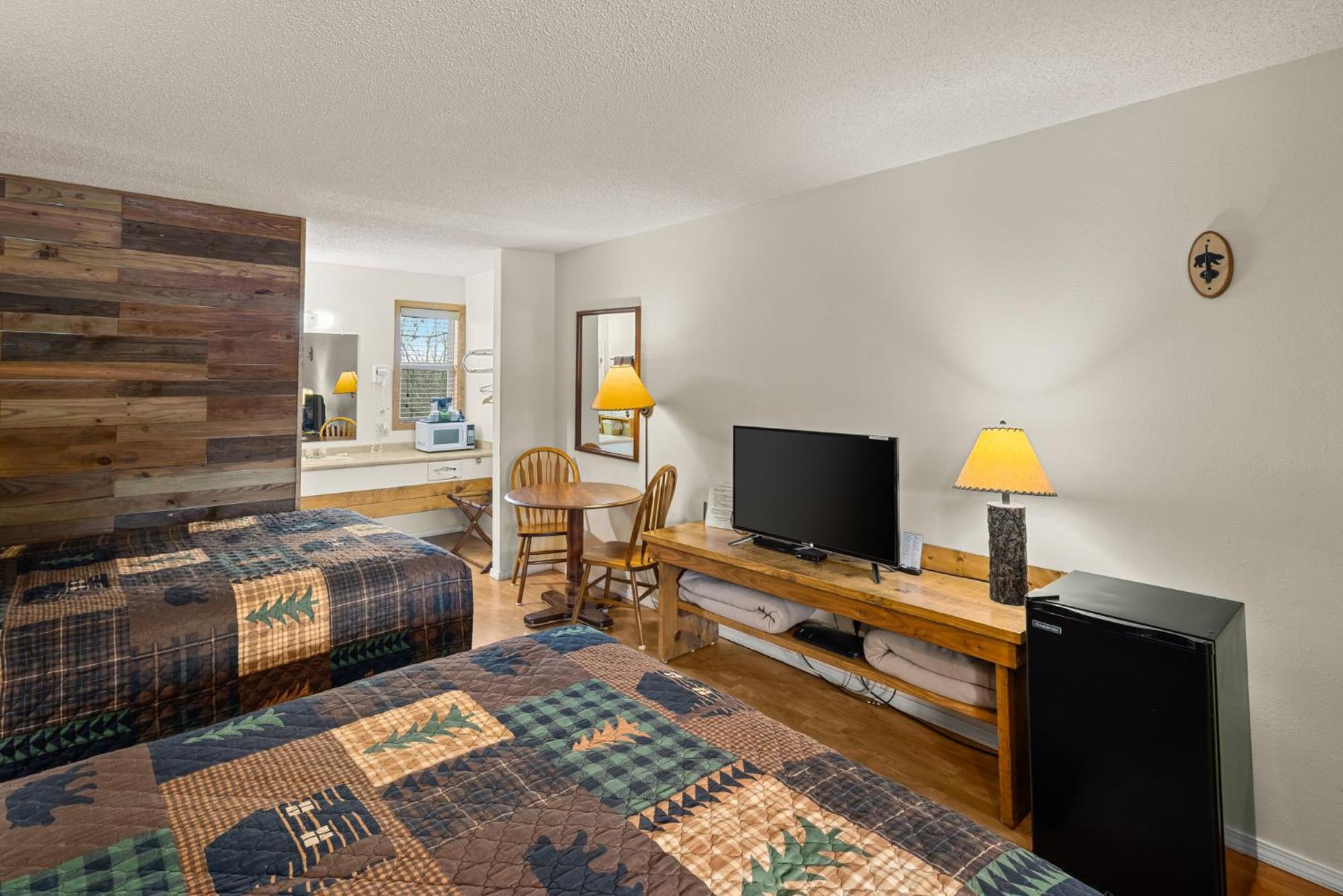 Deluxe Queen Room with Two Queen Beds photo 1