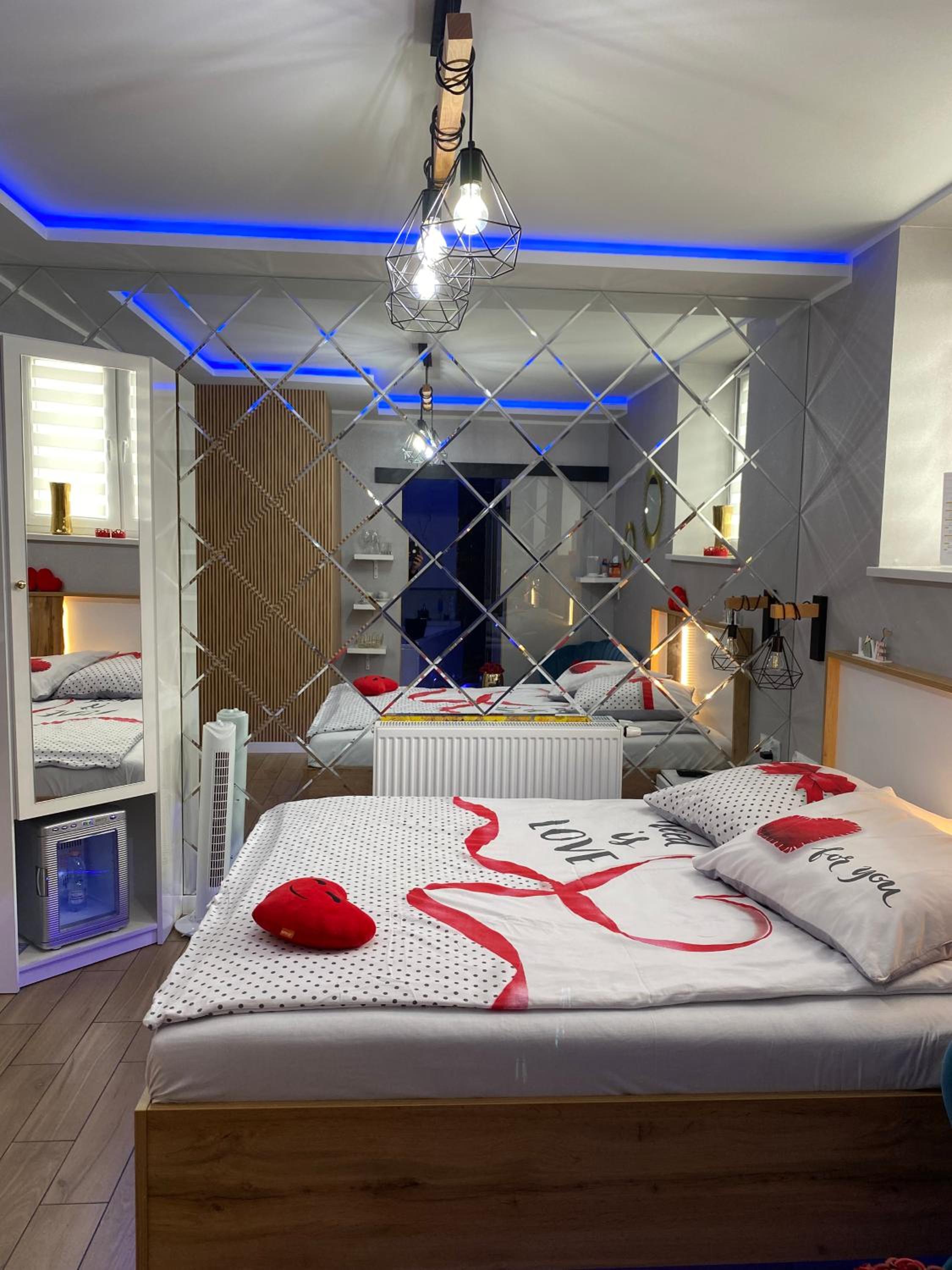 One-Bedroom Apartment - Photo 11
