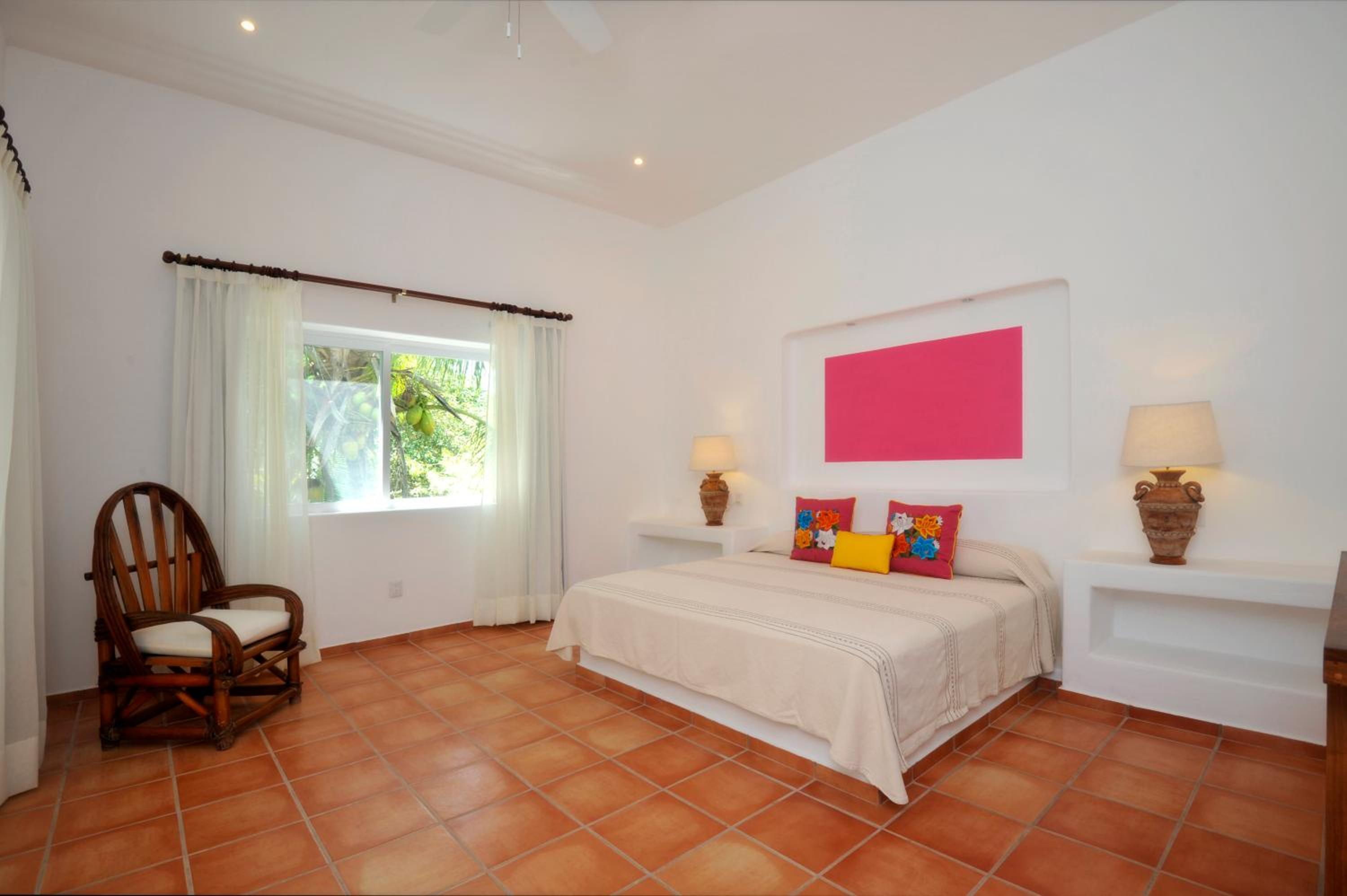 Suite - Photo 1