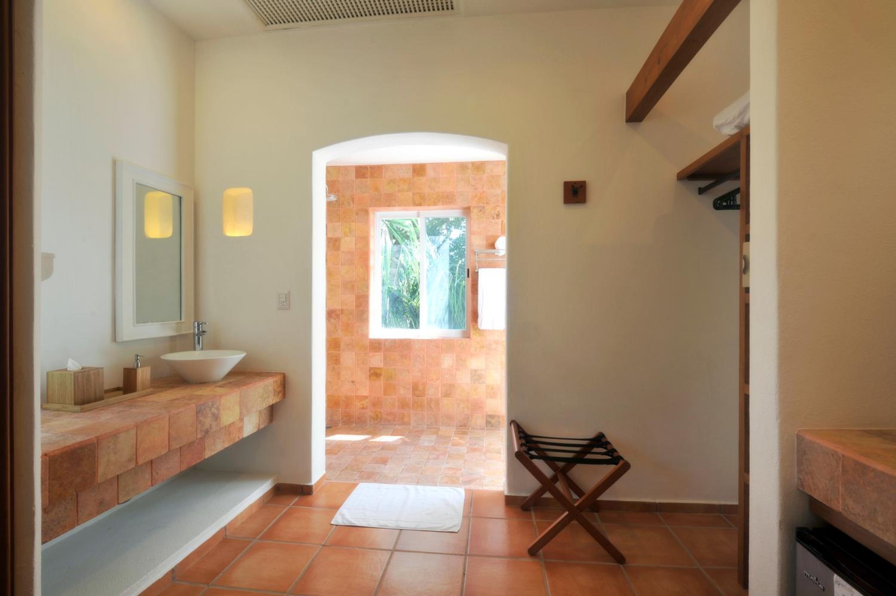Suite - Photo 10