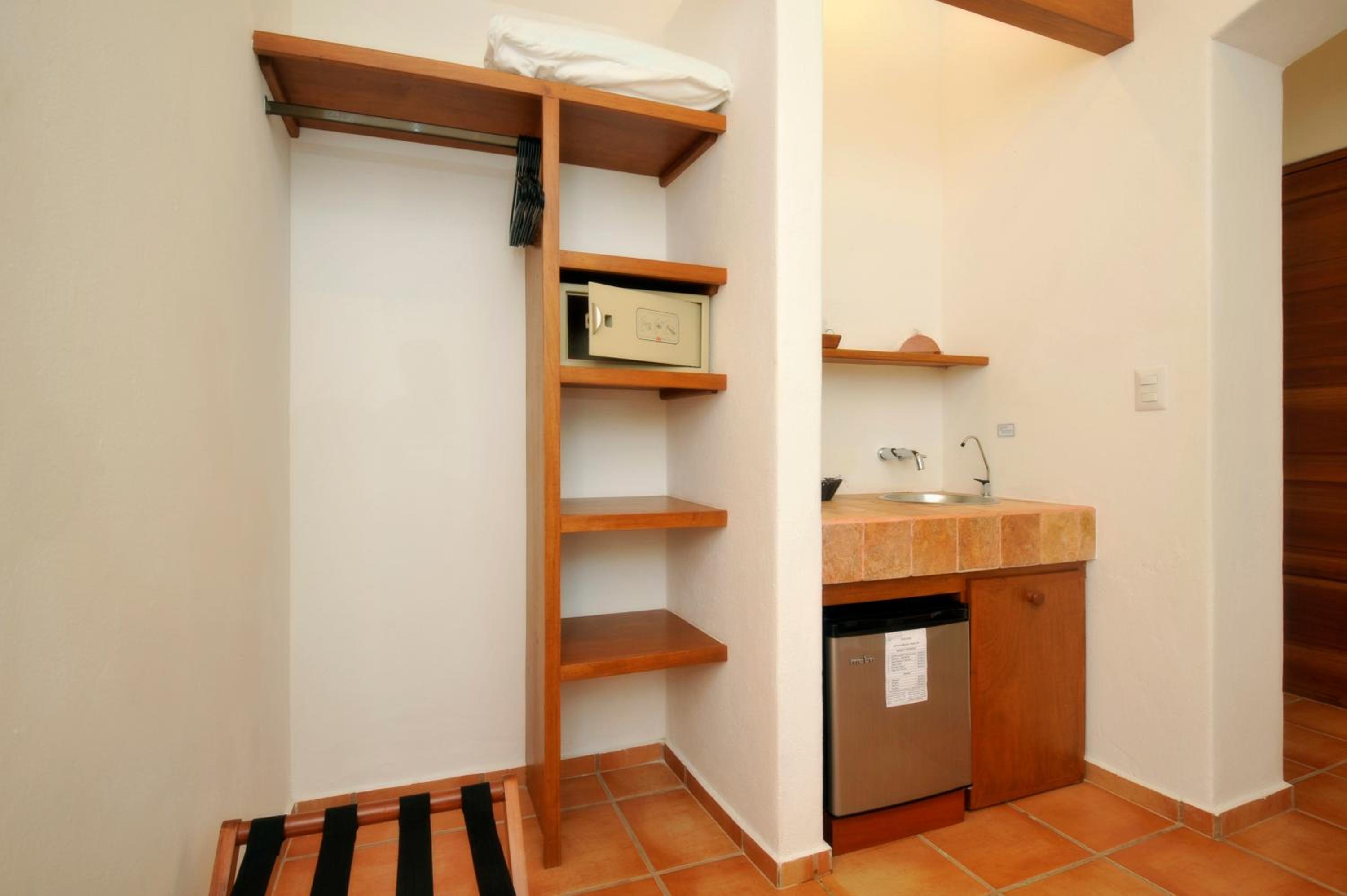 Suite - Photo 11