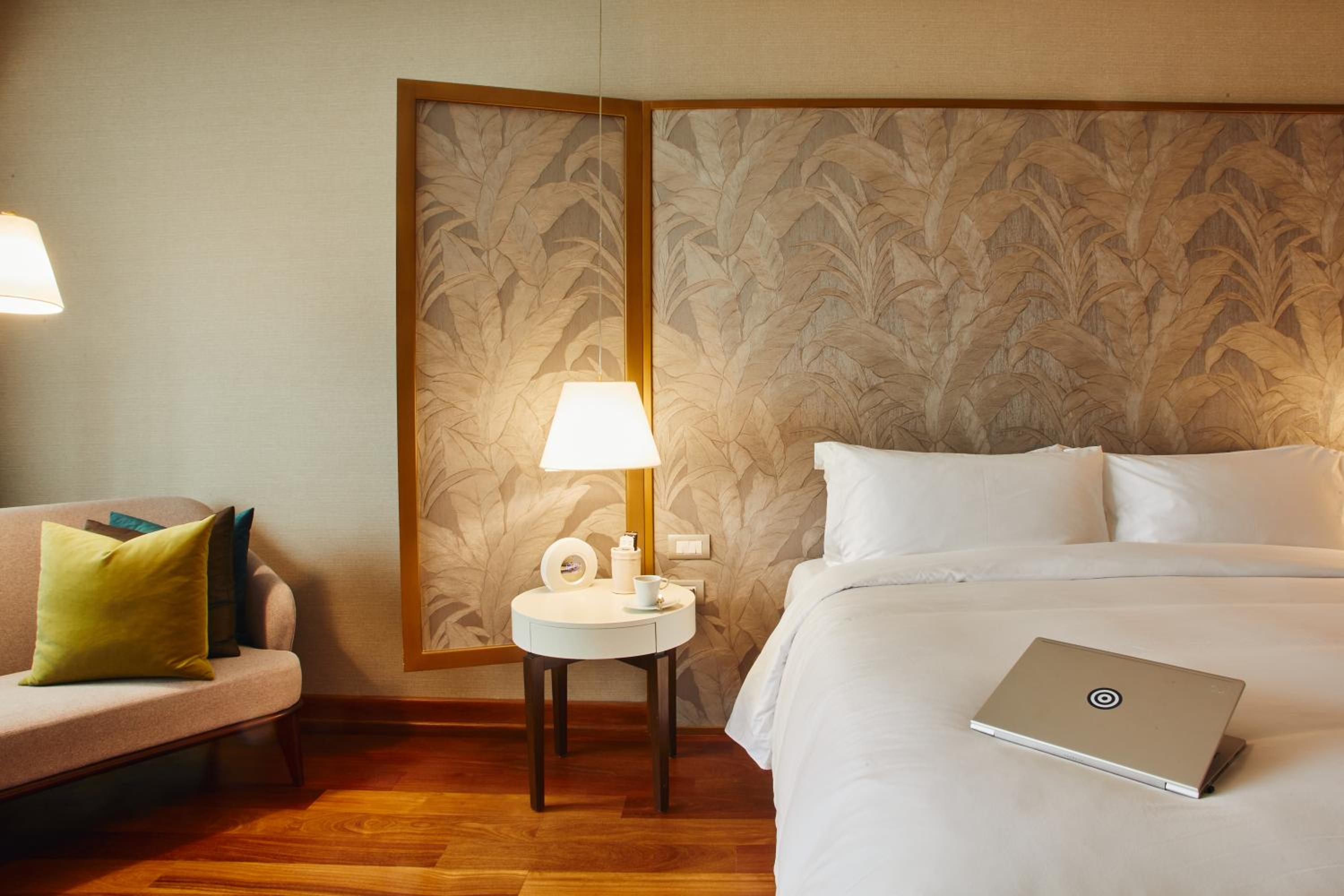 Deluxe King Room - Photo 11