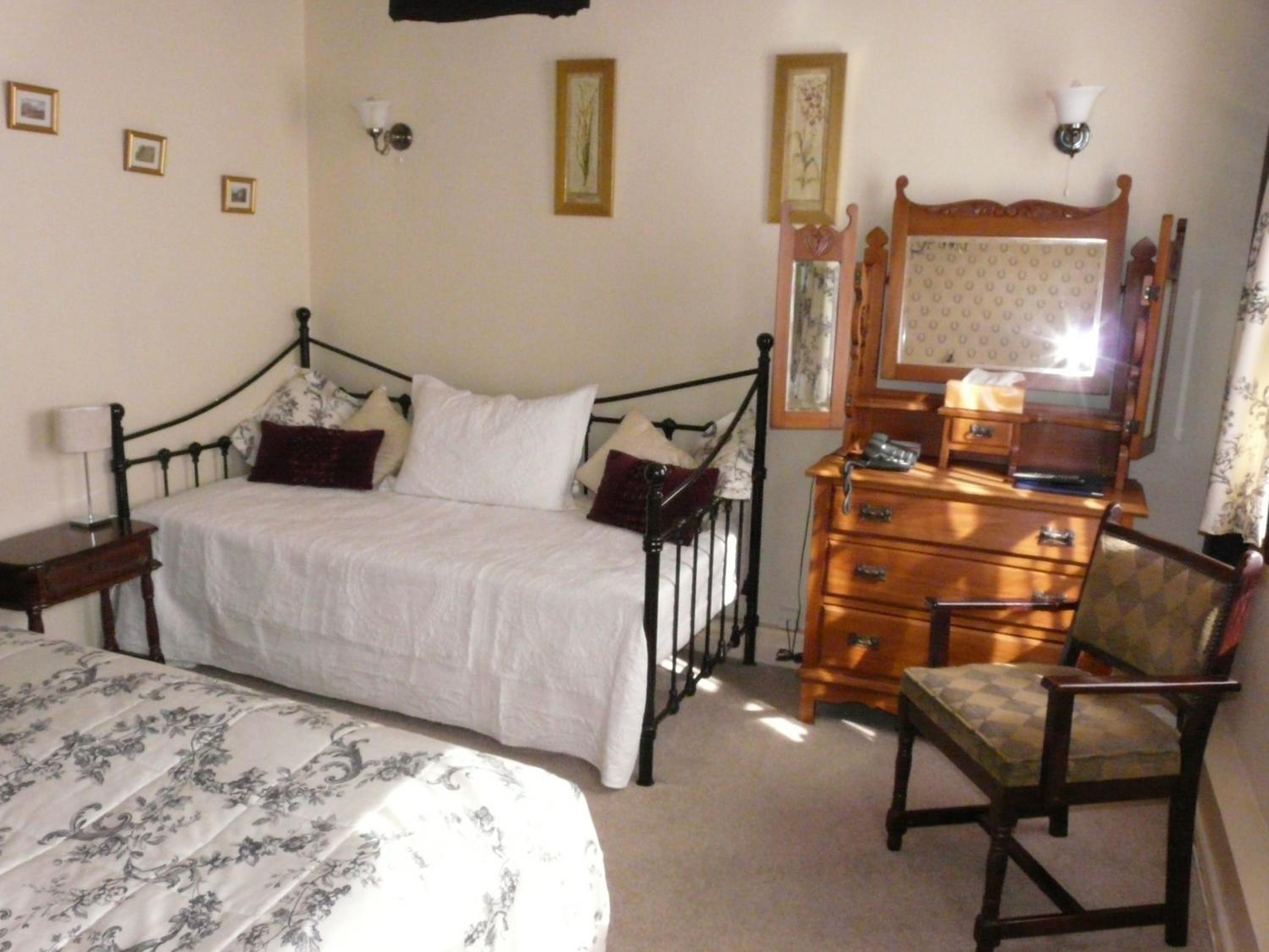 Large Double Room with Shower - Photo 1
