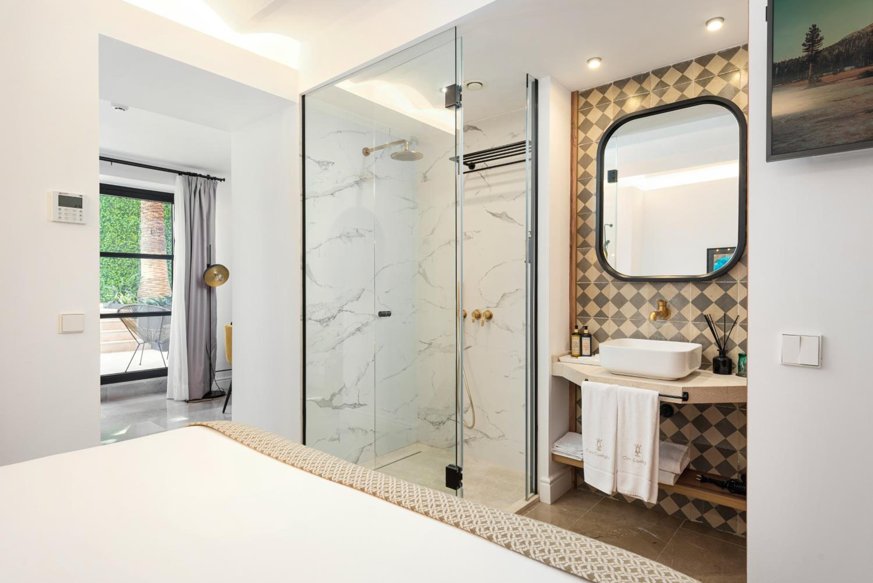 Deluxe Double Room with Pool View thumbnail 6