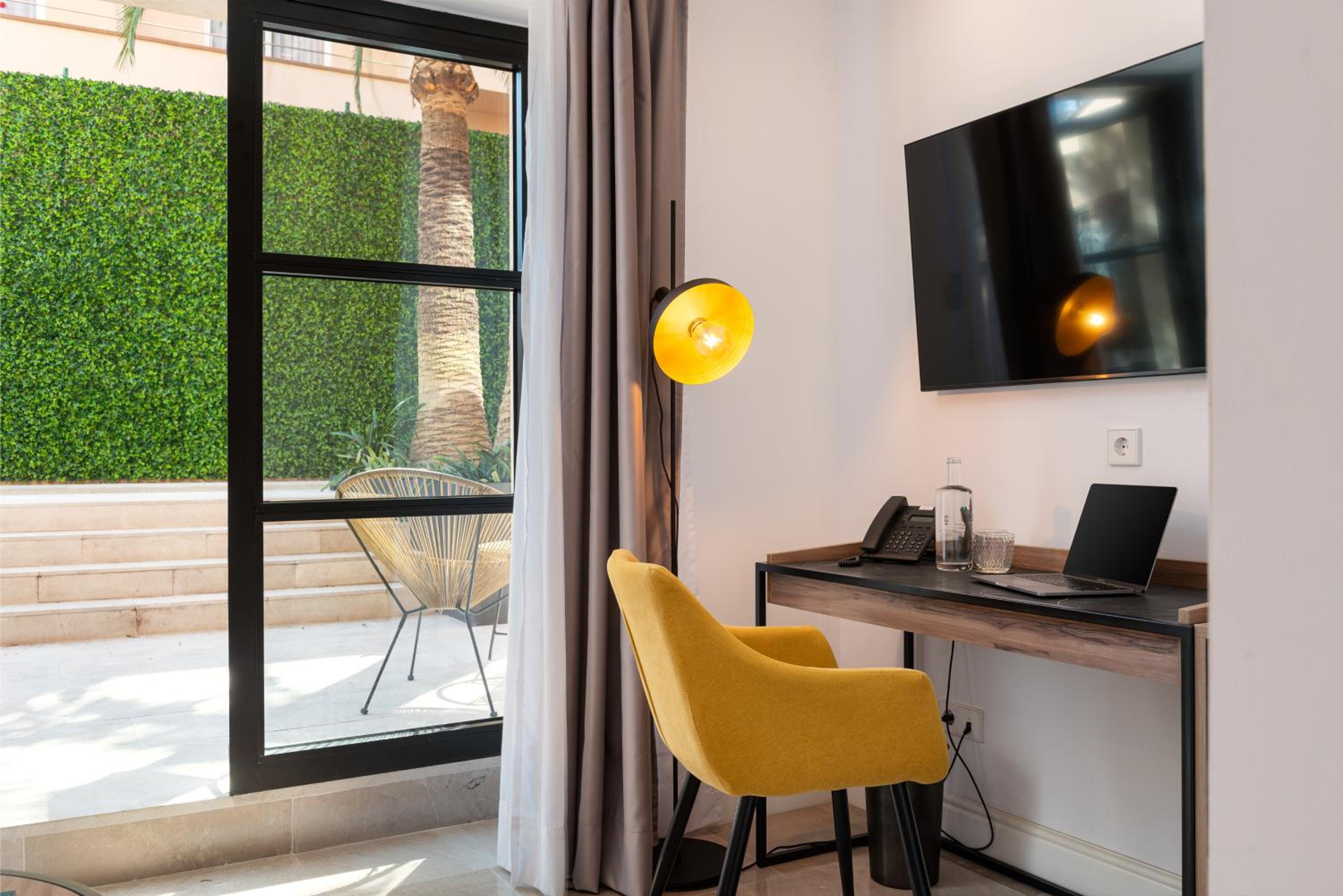 Deluxe Double Room with Pool View thumbnail 6