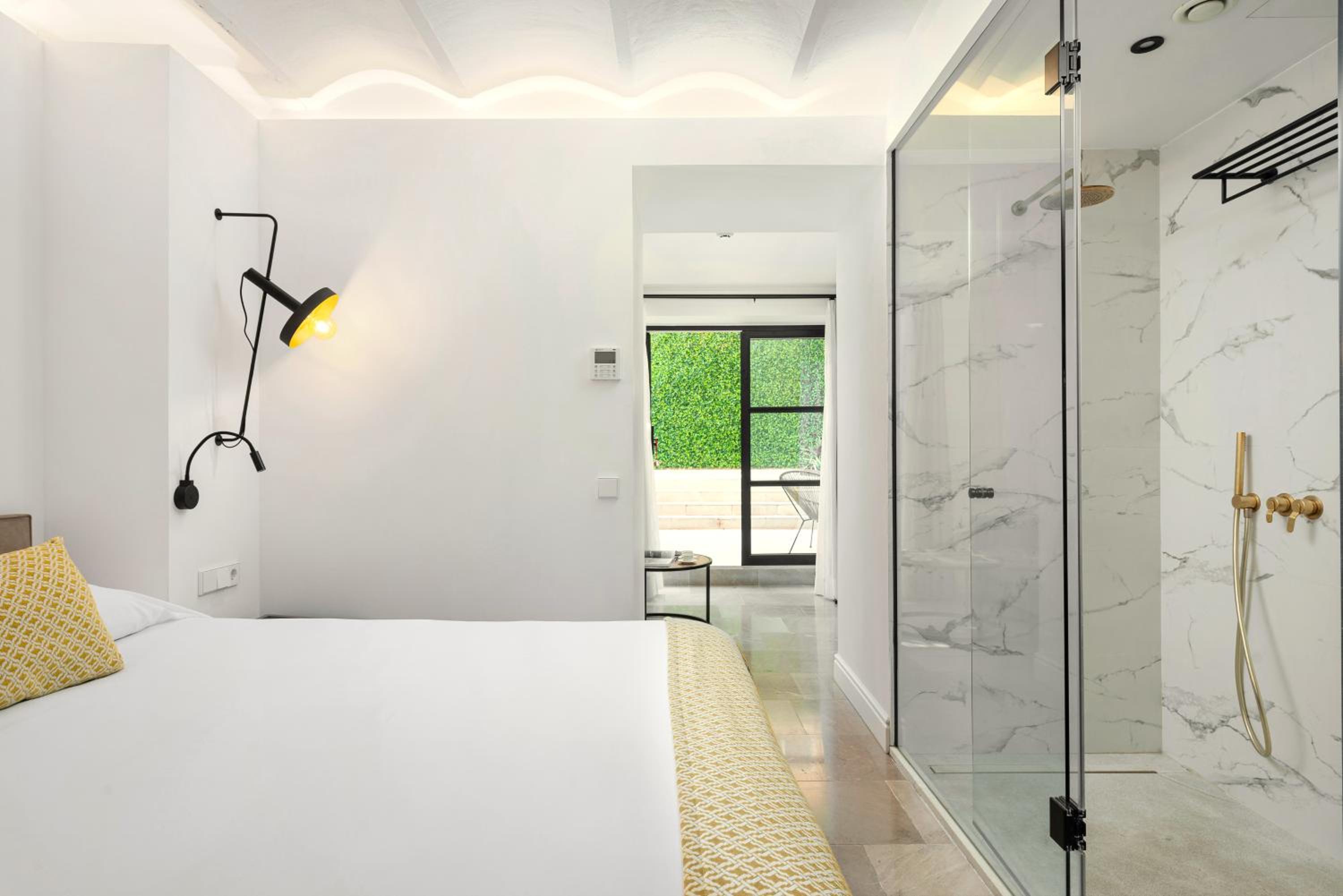 Deluxe Double Room with Pool View thumbnail 5
