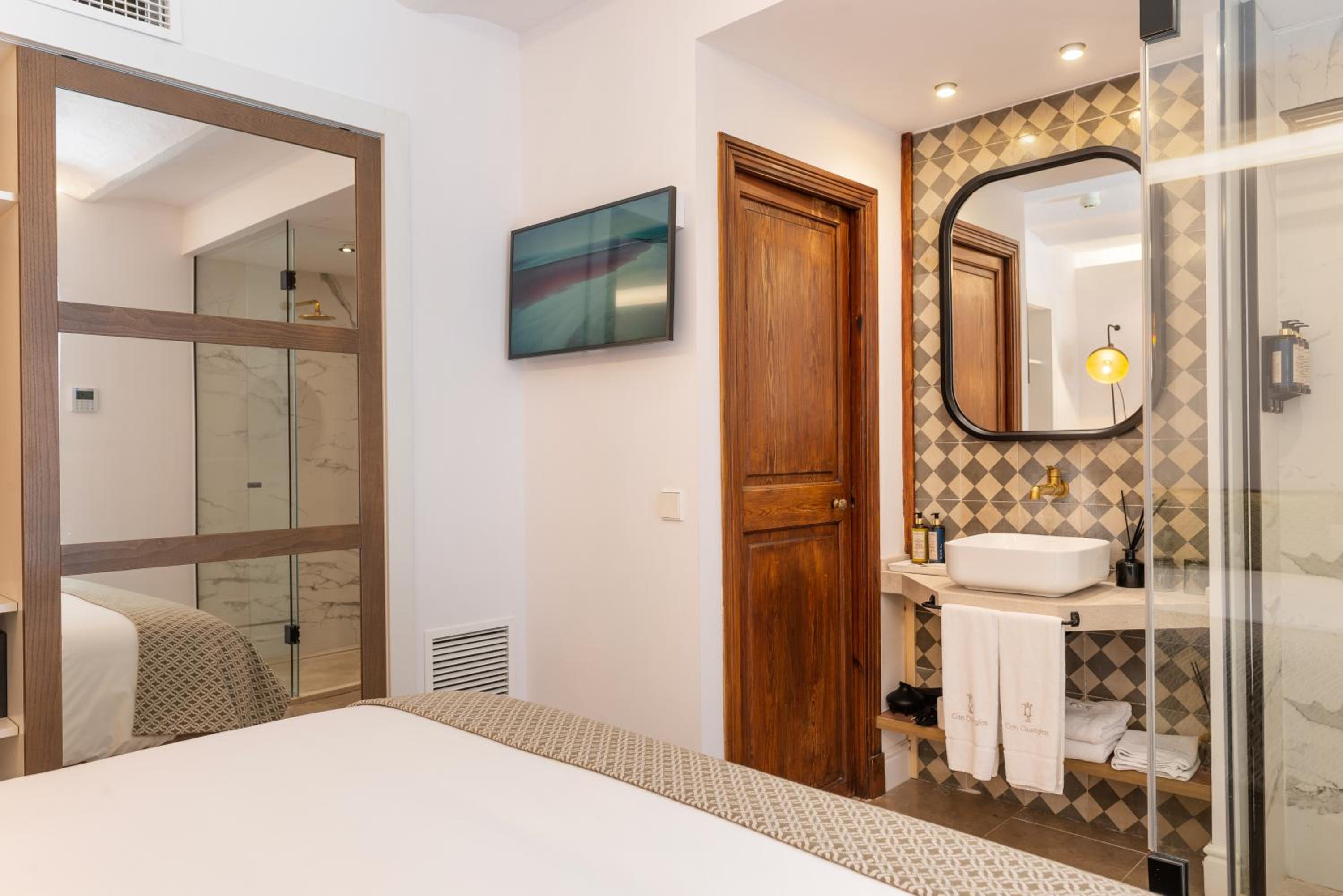 Deluxe Double Room with Pool View thumbnail 5