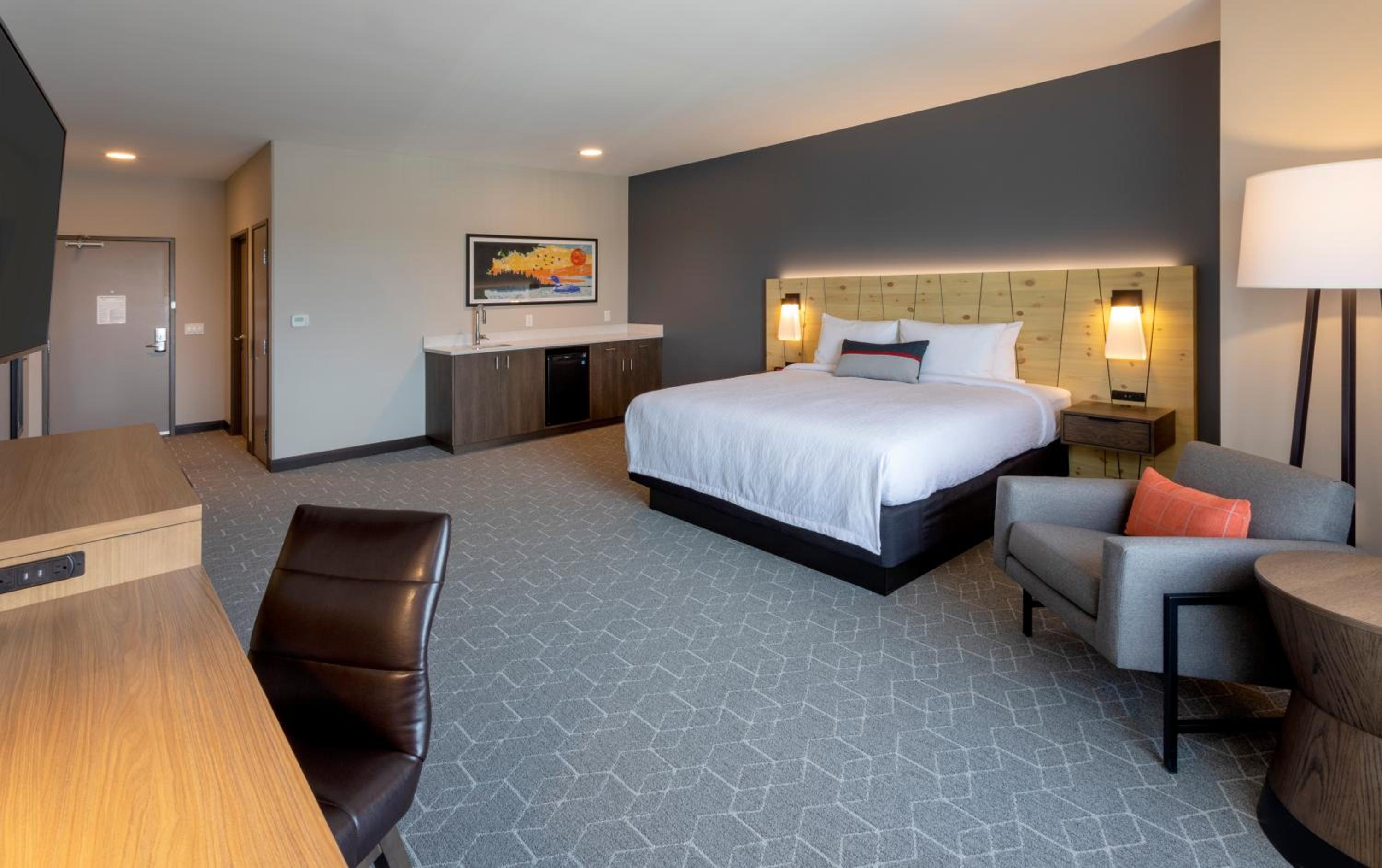 Deluxe King Room - Non-Smoking - Photo 2