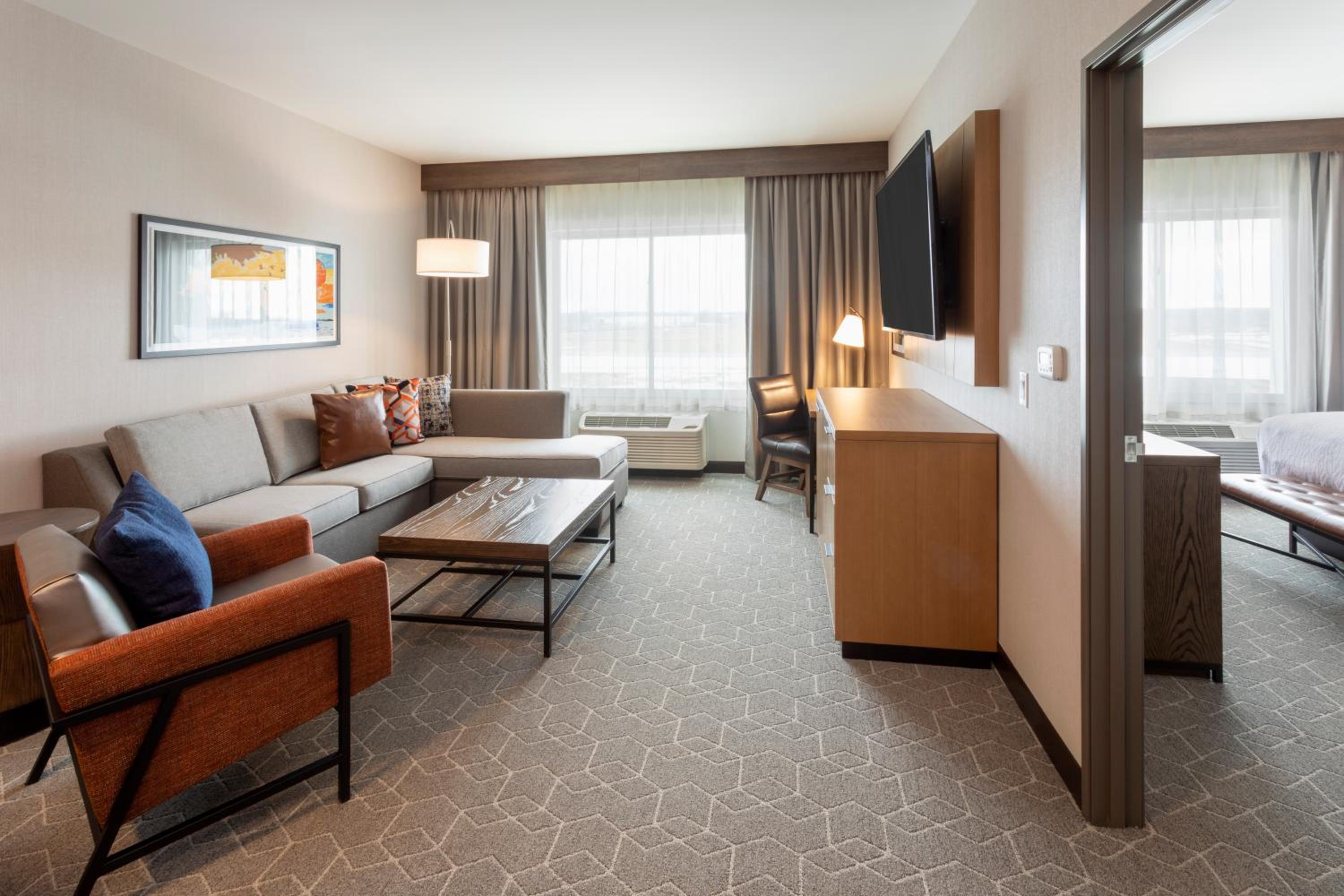One-Bedroom King Suite with Track View, Non-Smoking - Photo 2