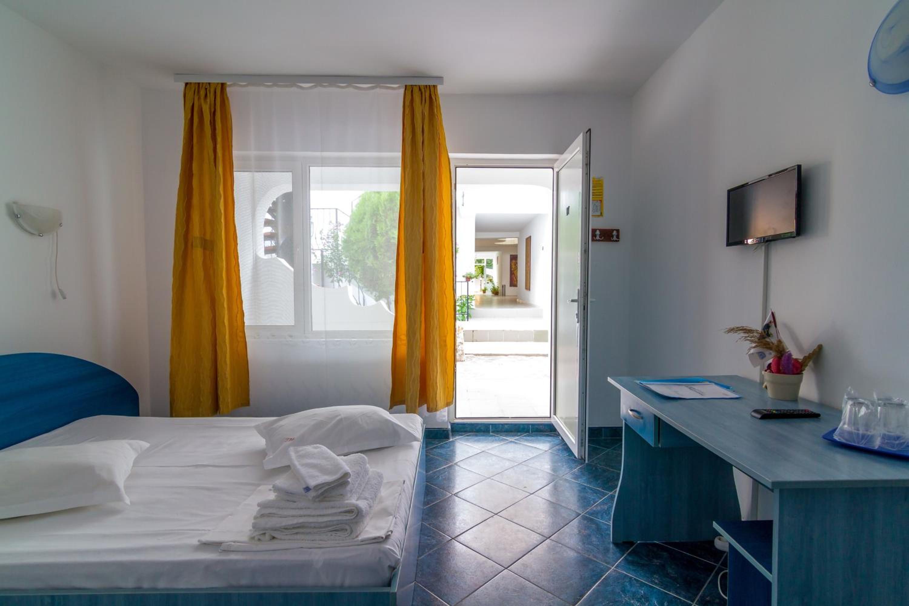 Triple Room with Balcony - Photo 1