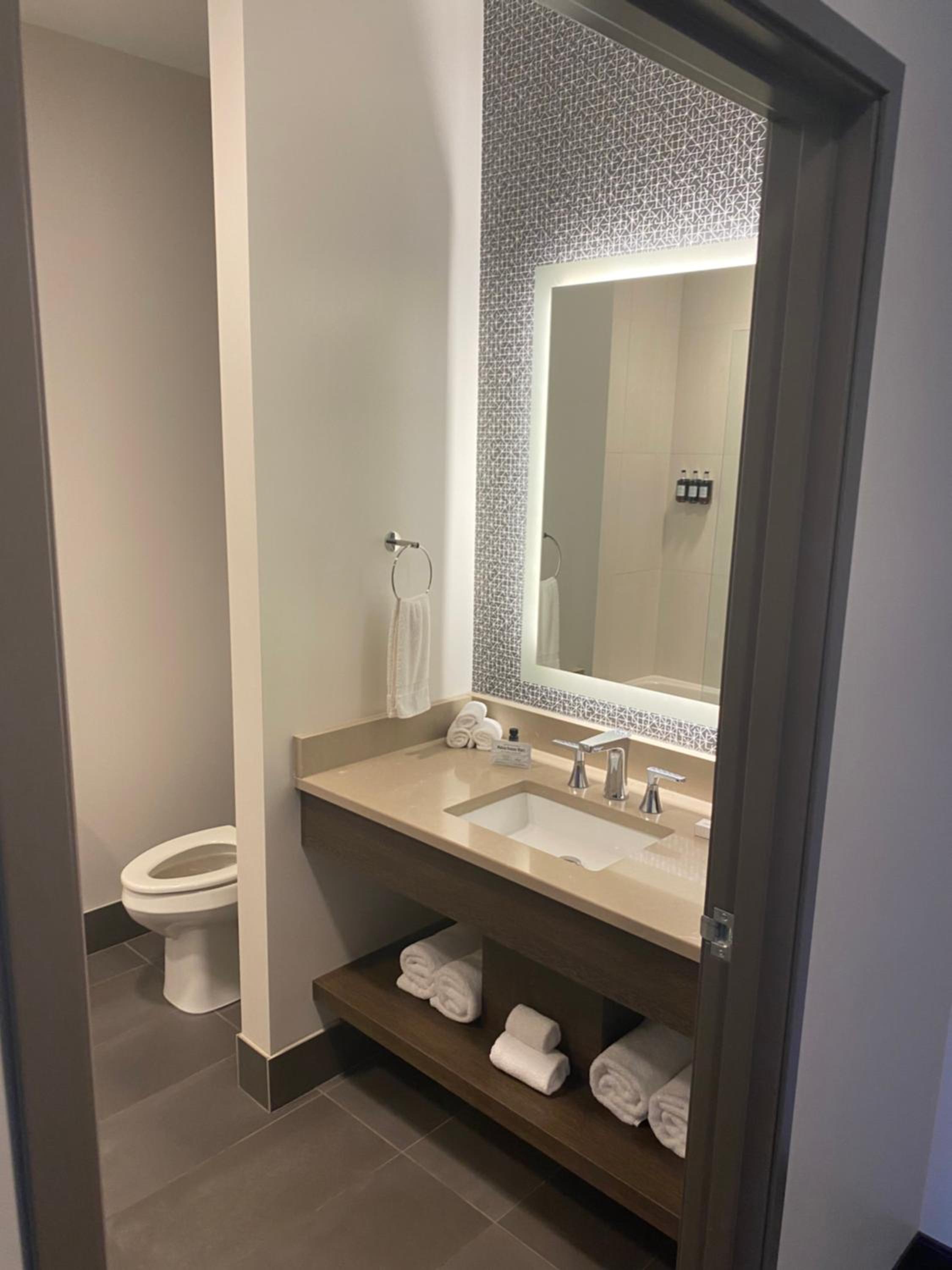 Queen Room with Two Queen Beds, Hearing Access and Track View, Non-Smoking - Photo 6