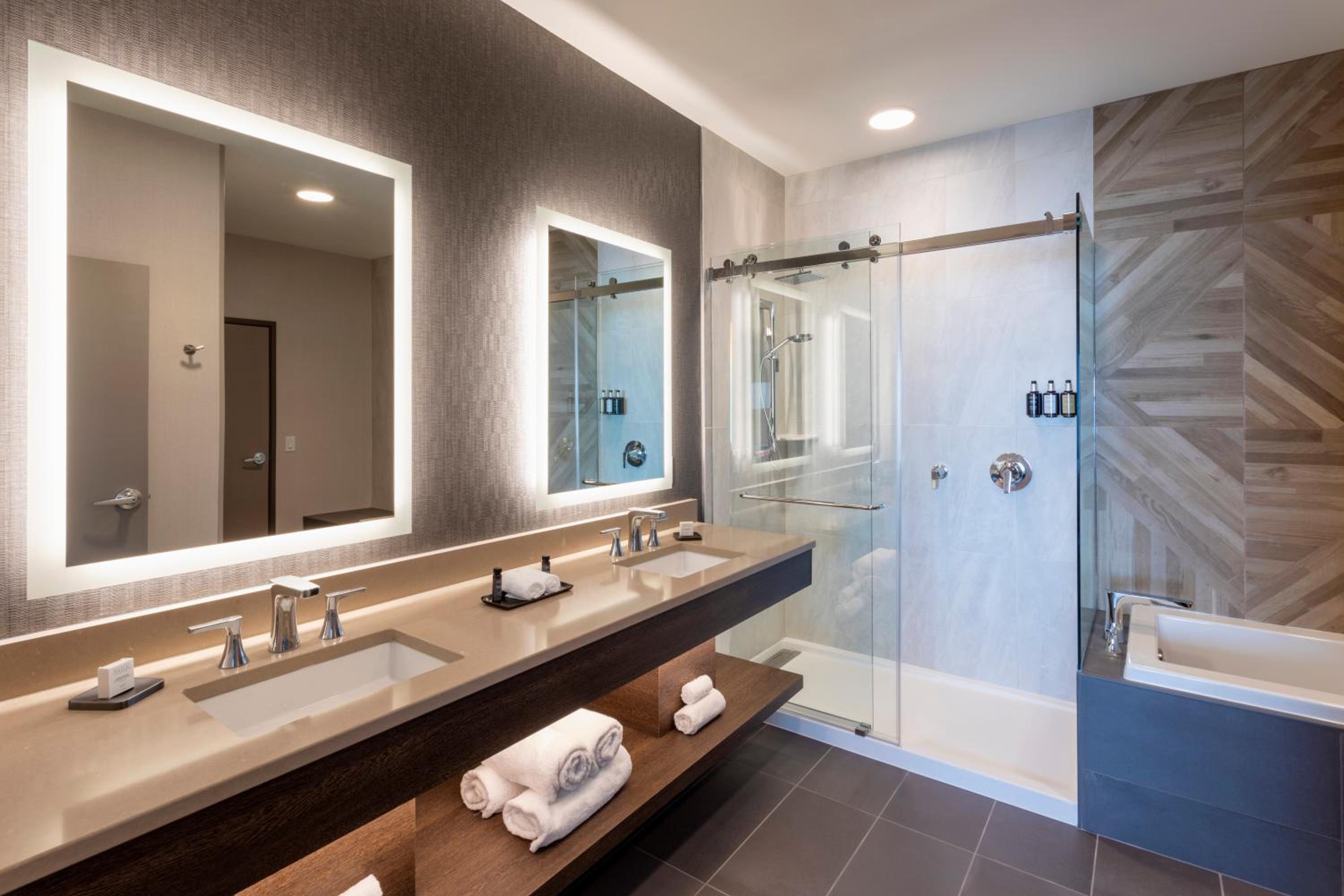 One-Bedroom King Suite with Track View, Non-Smoking - Photo 5