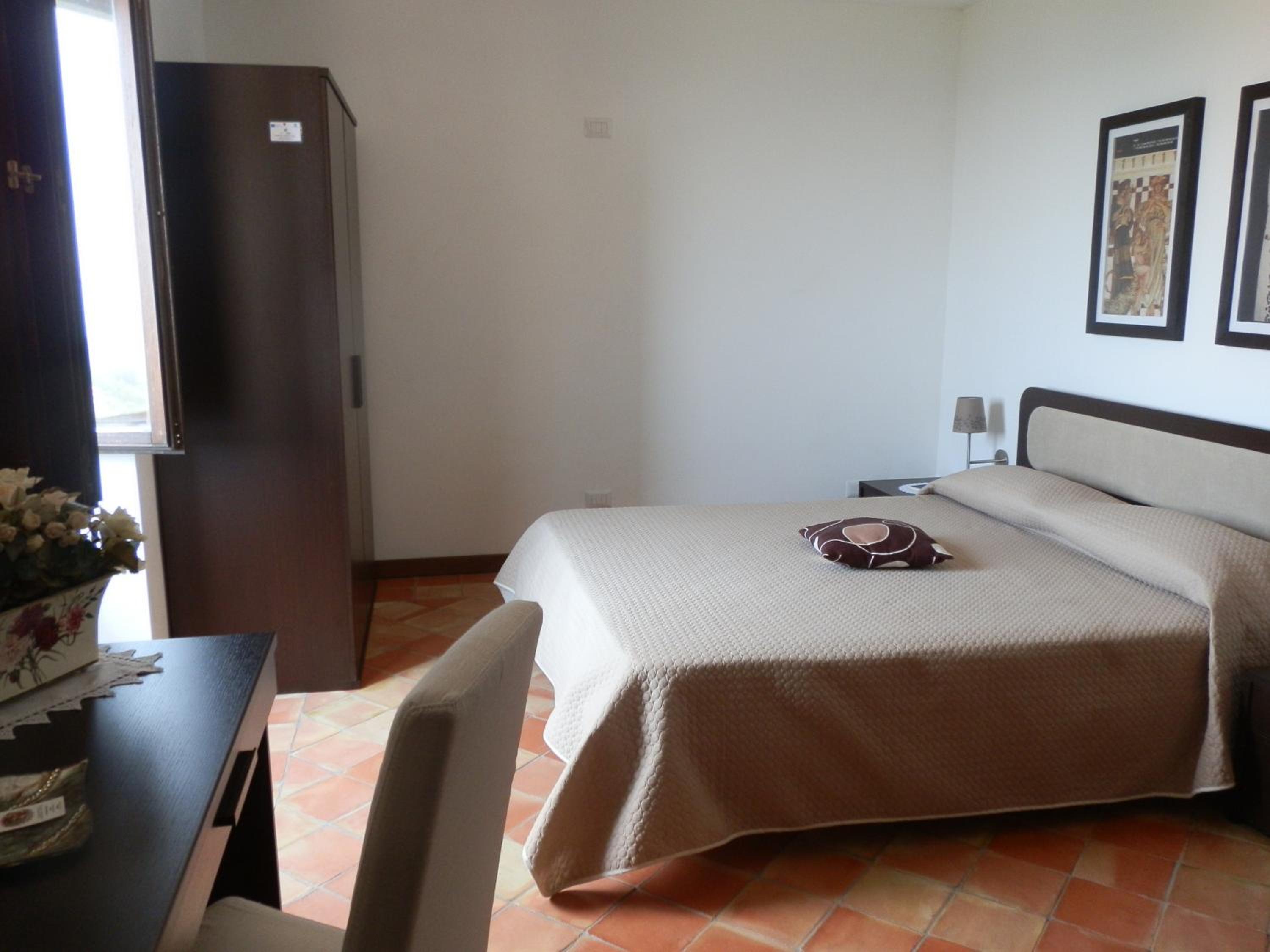 Double Room with Private External Bathroom - Photo 1