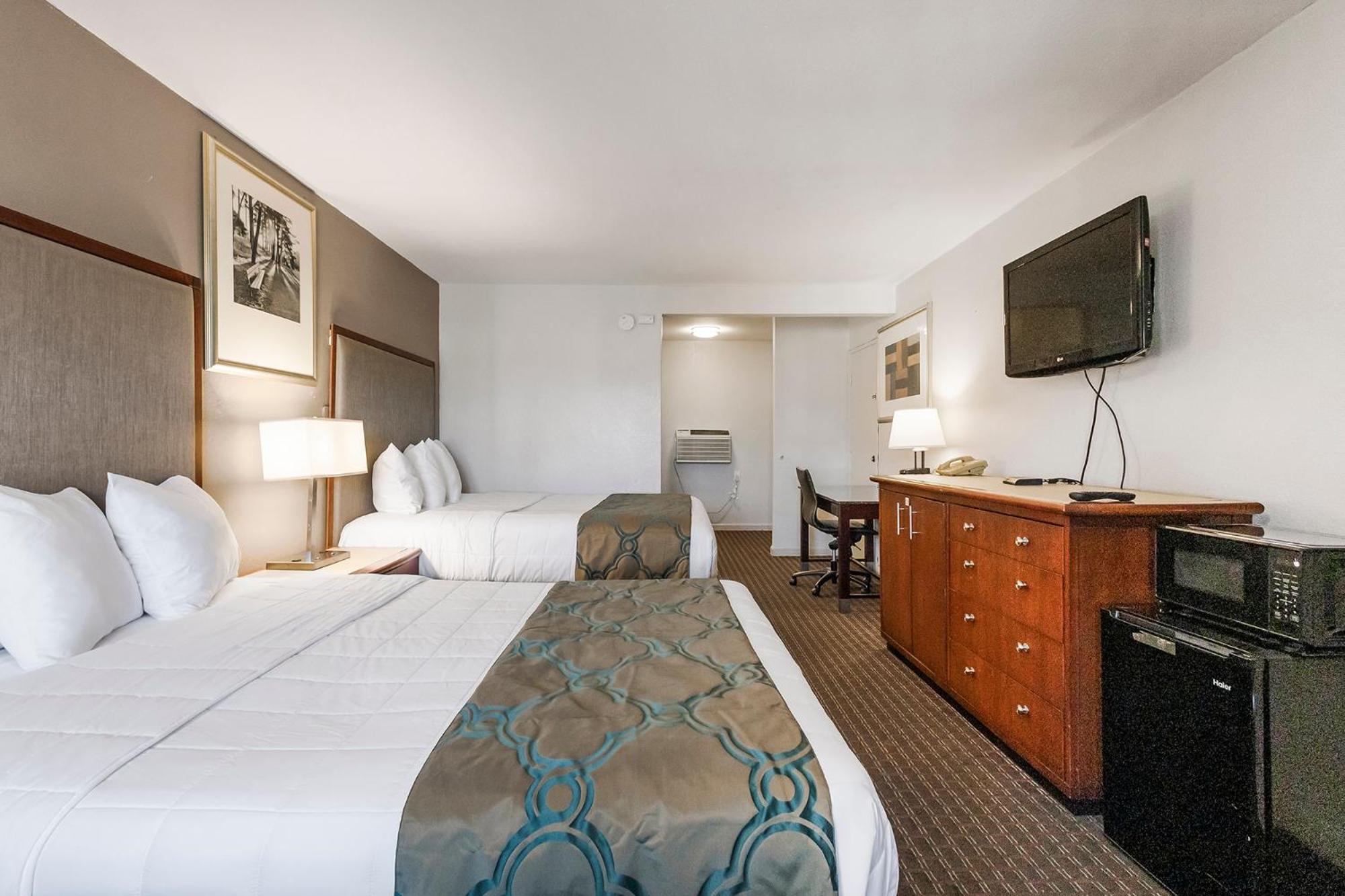 Queen Room with Two Queen Beds - Photo 1