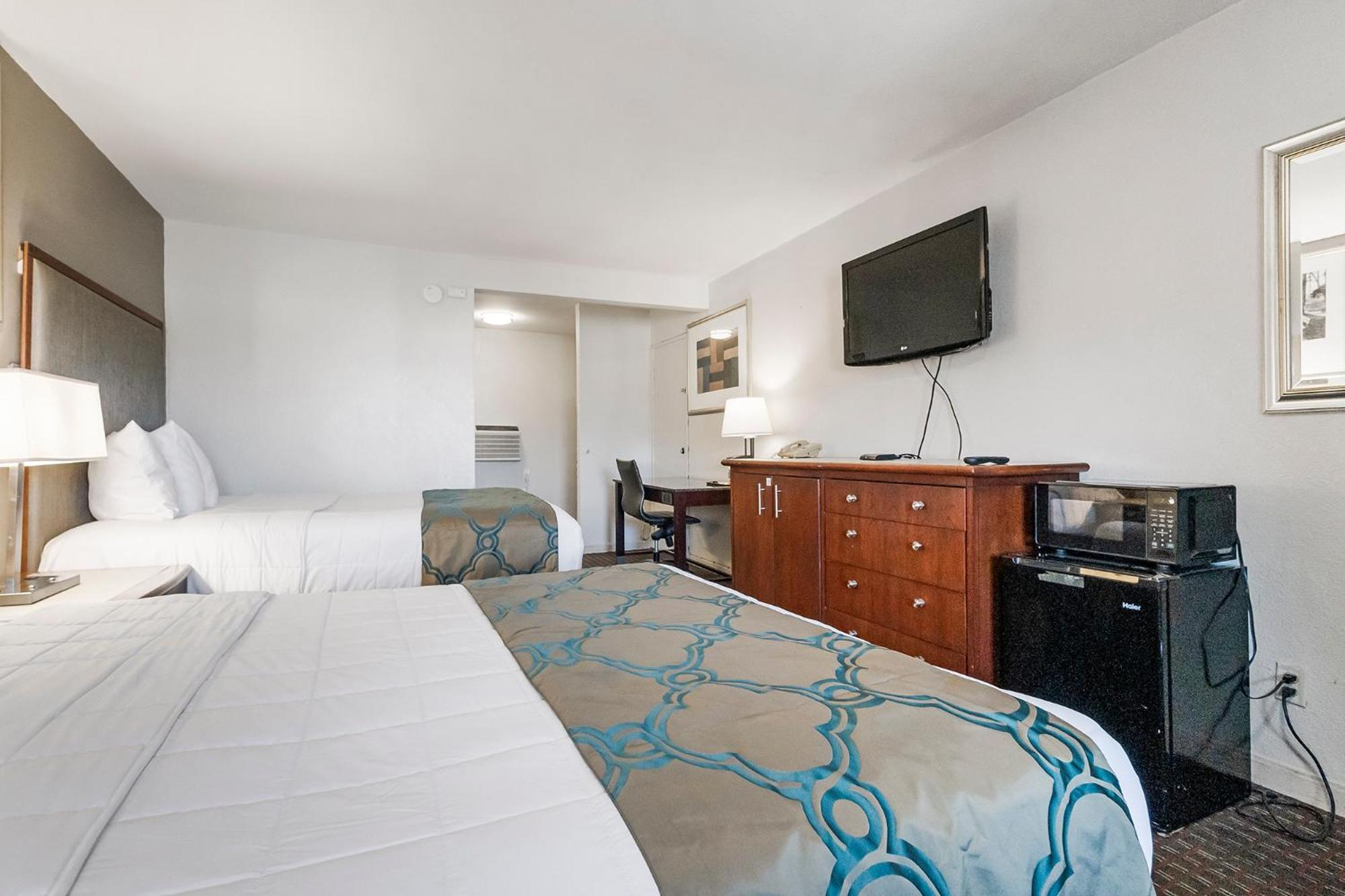 Queen Room with Two Queen Beds - Photo 2