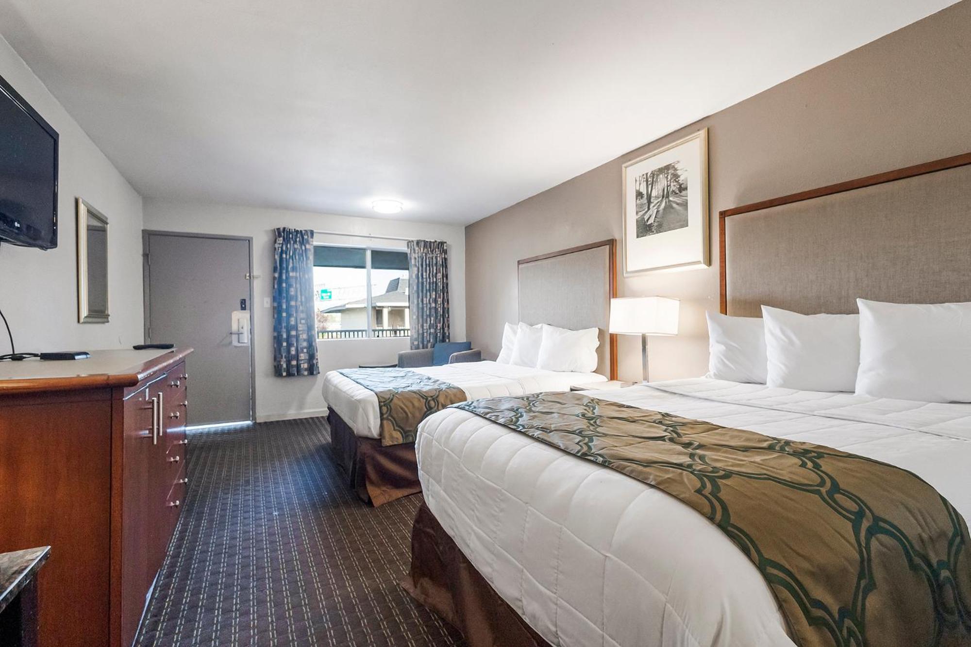 Queen Room with Two Queen Beds - Photo 3