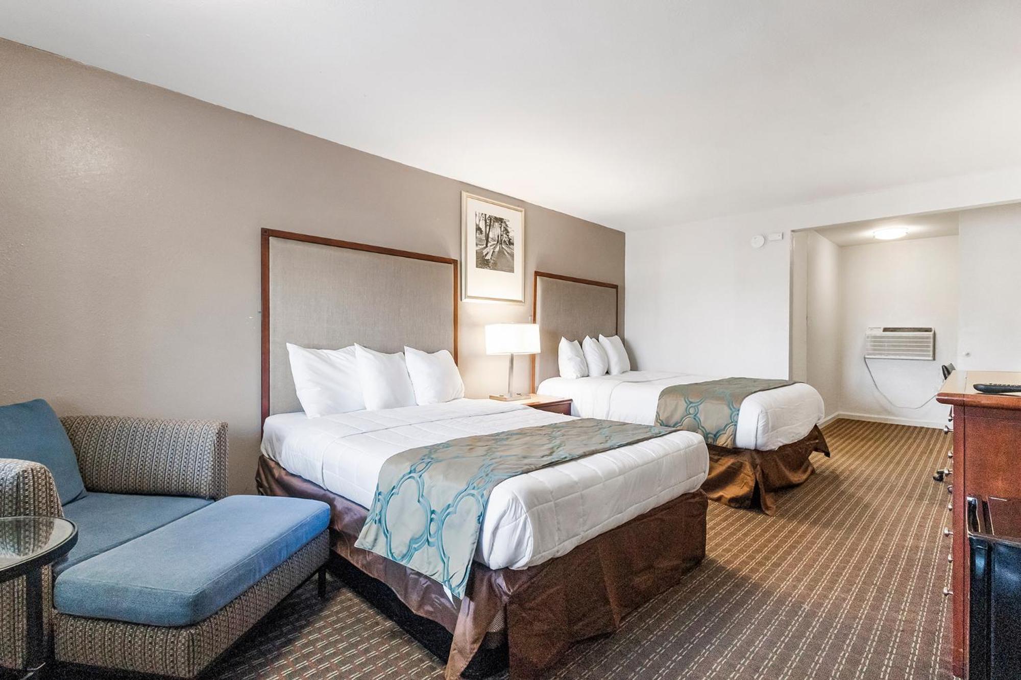 Queen Room with Two Queen Beds - Photo 4