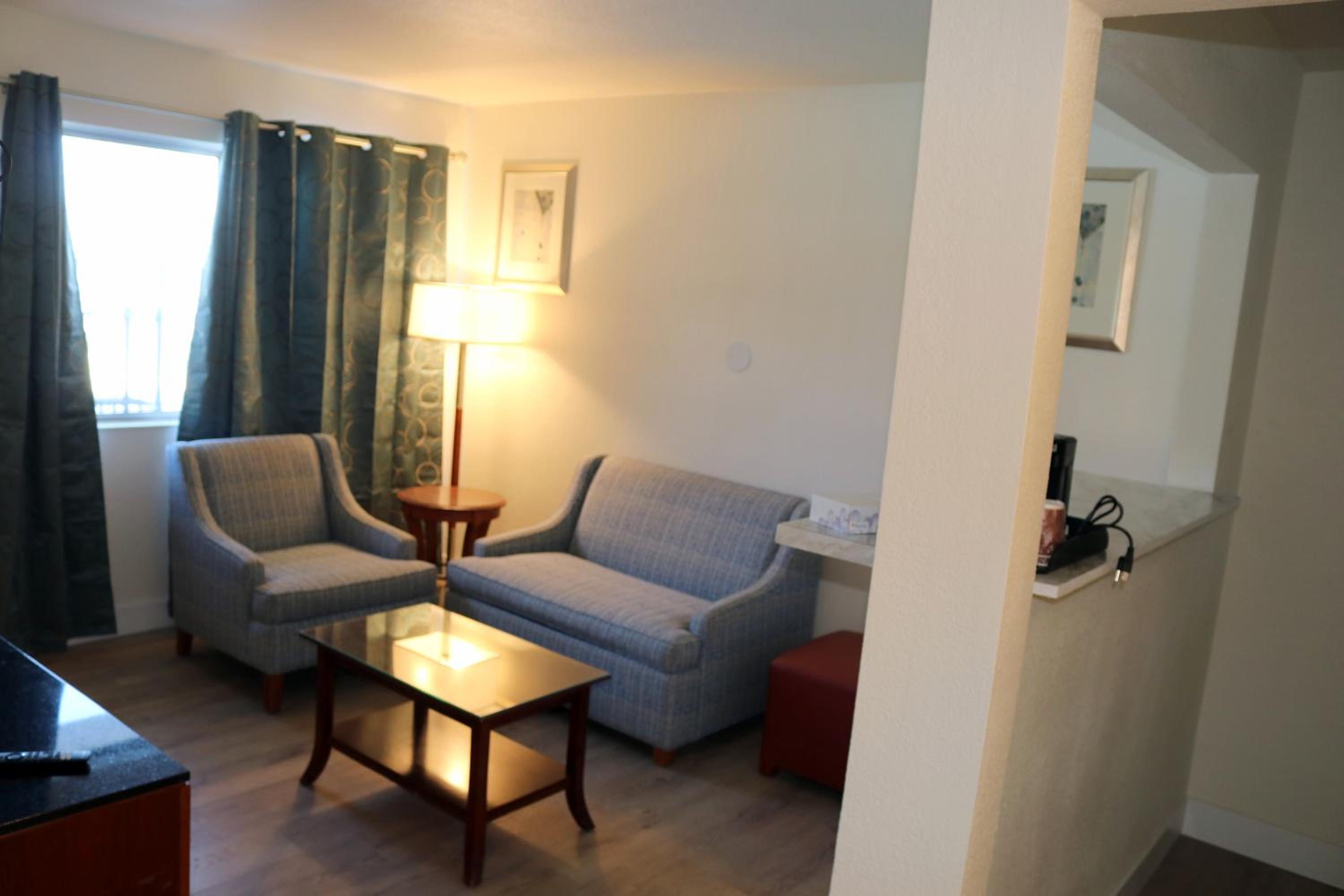 Deluxe King Suite photo 2