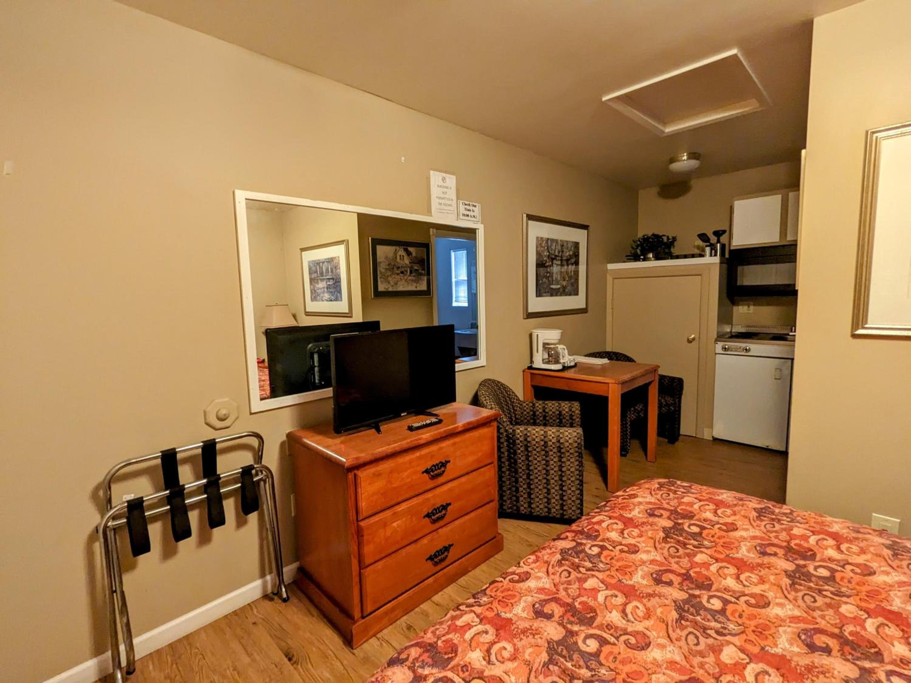 Deluxe Queen Suite photo 2