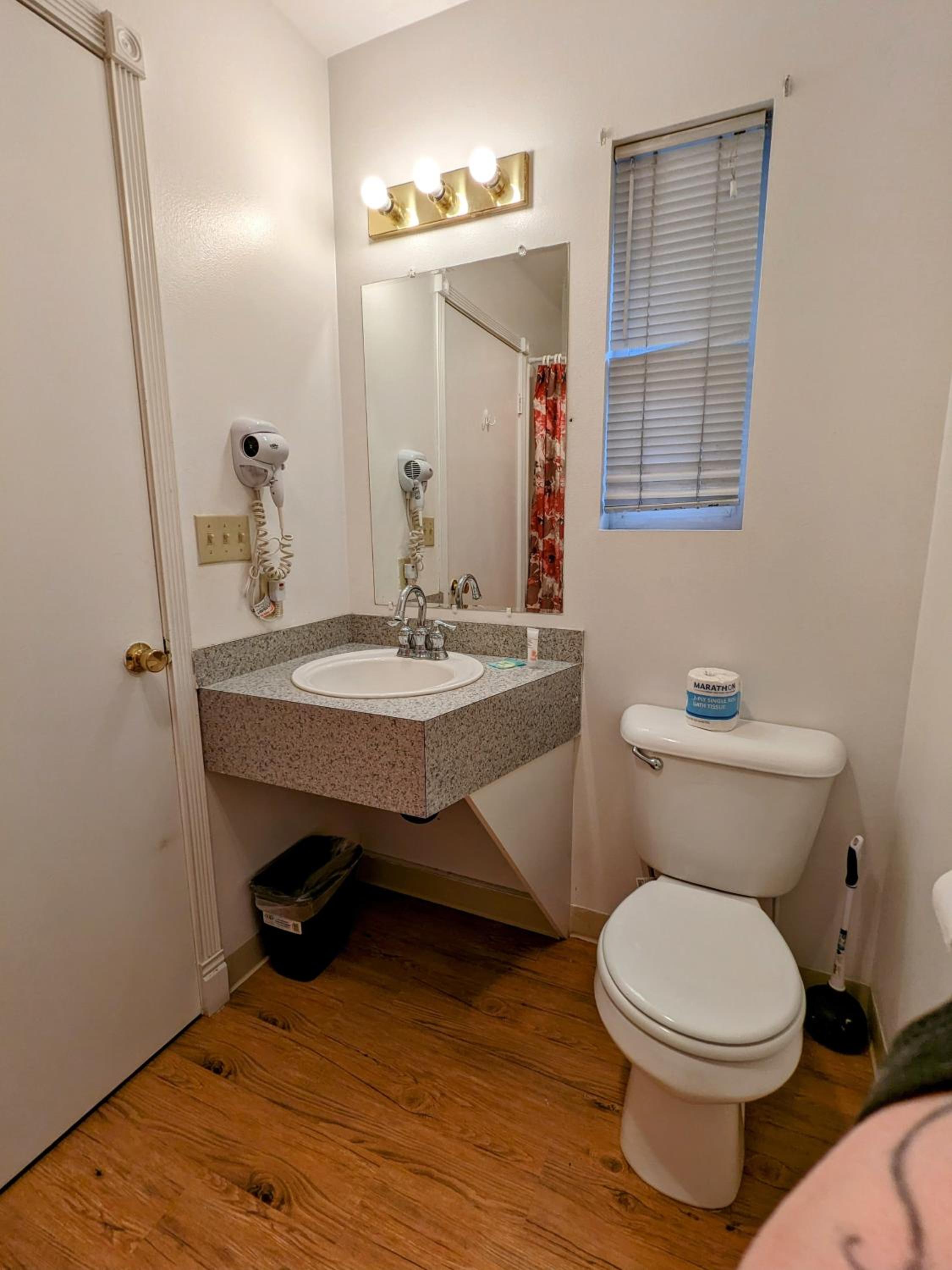 Deluxe Queen Suite photo 3