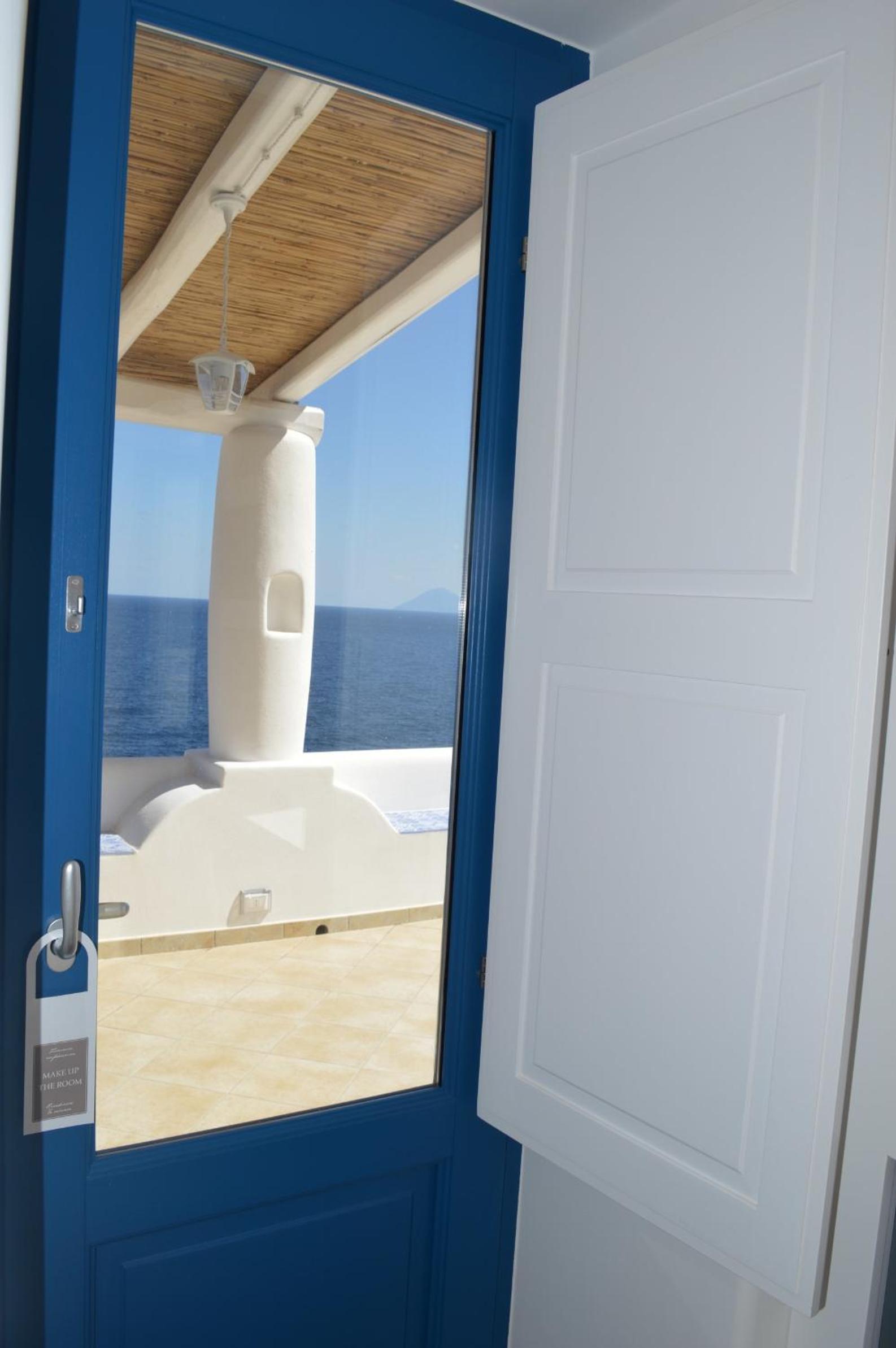 Deluxe Double with Balcony and Sea View photo 2