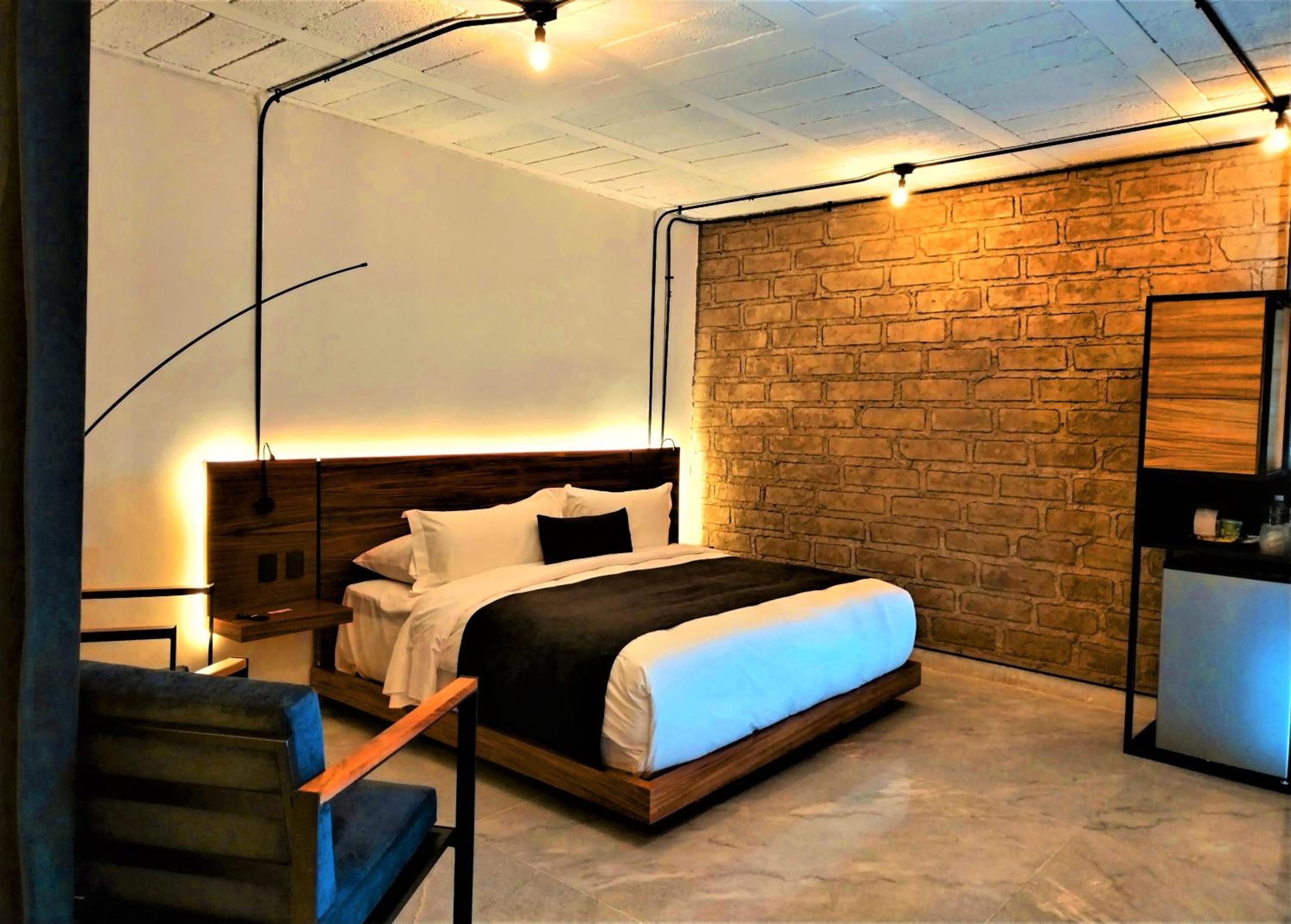 Deluxe Suite with Spa Bath - Photo 5