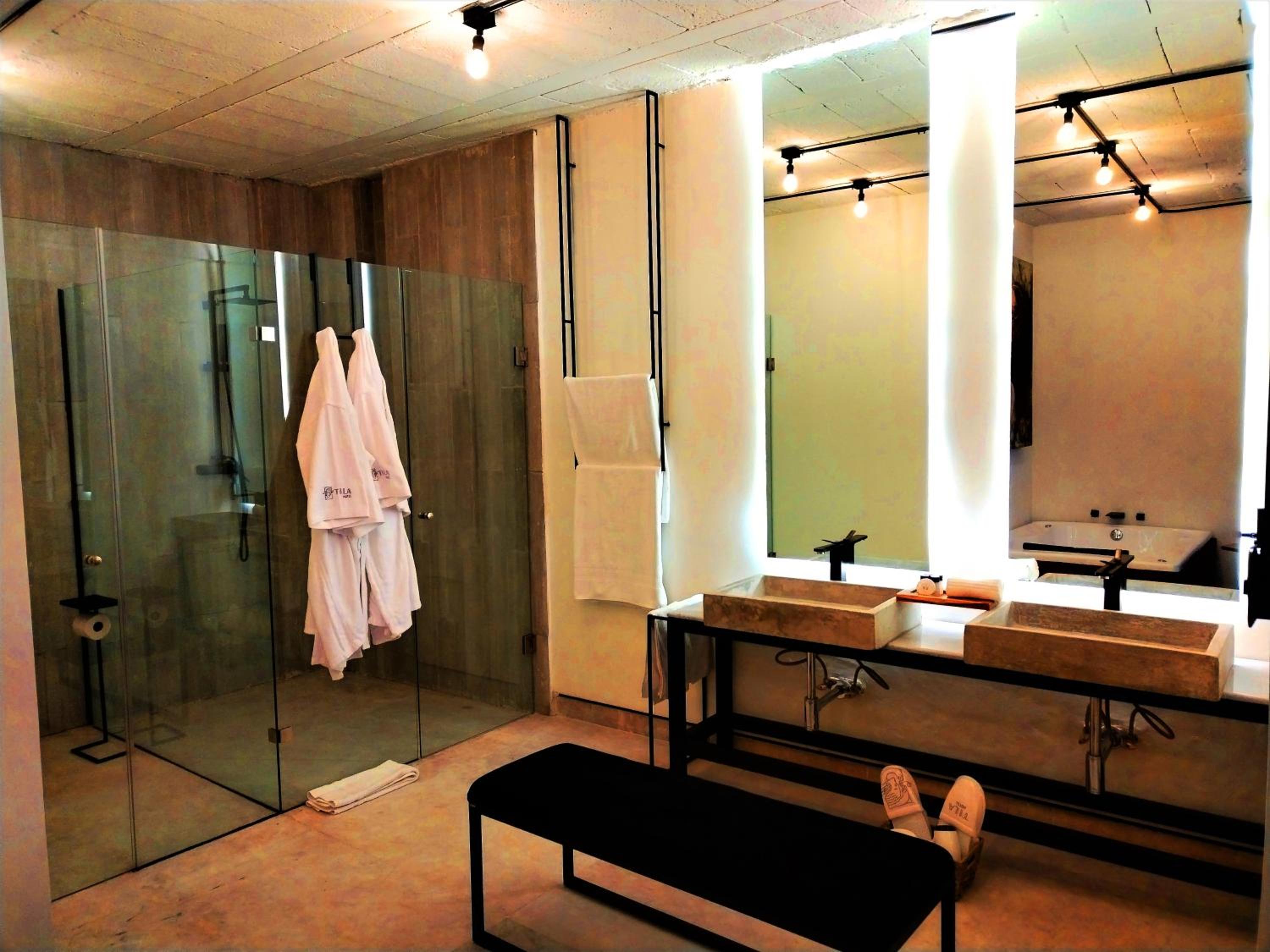 Deluxe Suite with Spa Bath - Photo 4