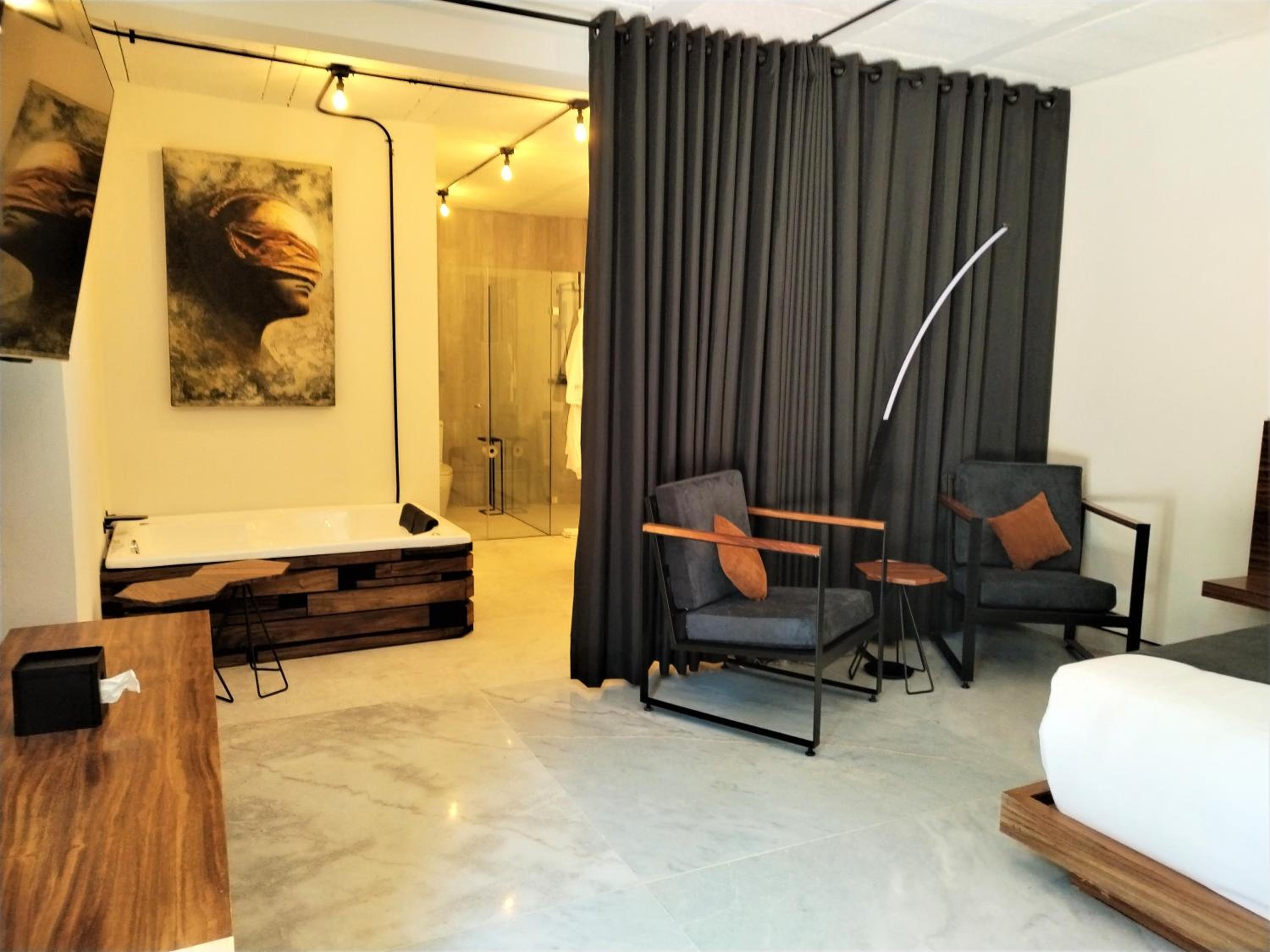 Deluxe Suite with Spa Bath - Photo 3