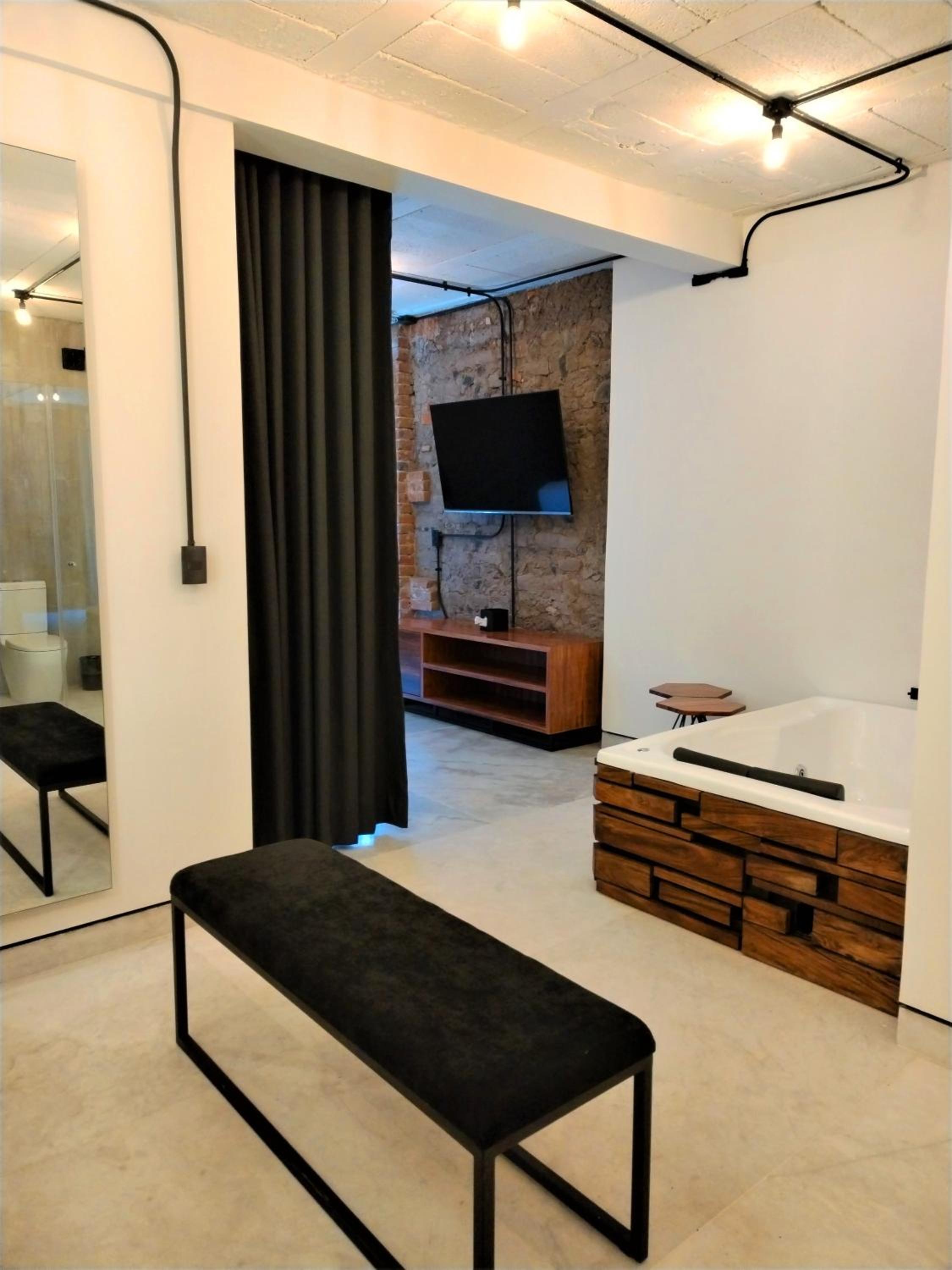 Deluxe Suite with Spa Bath - Photo 2