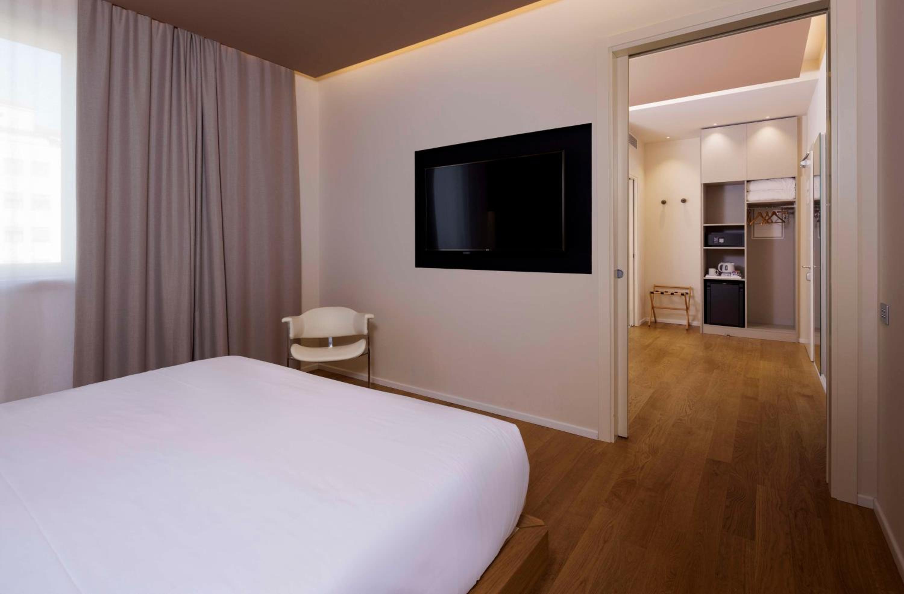Classic Queen Room with Single Bed - Photo 10