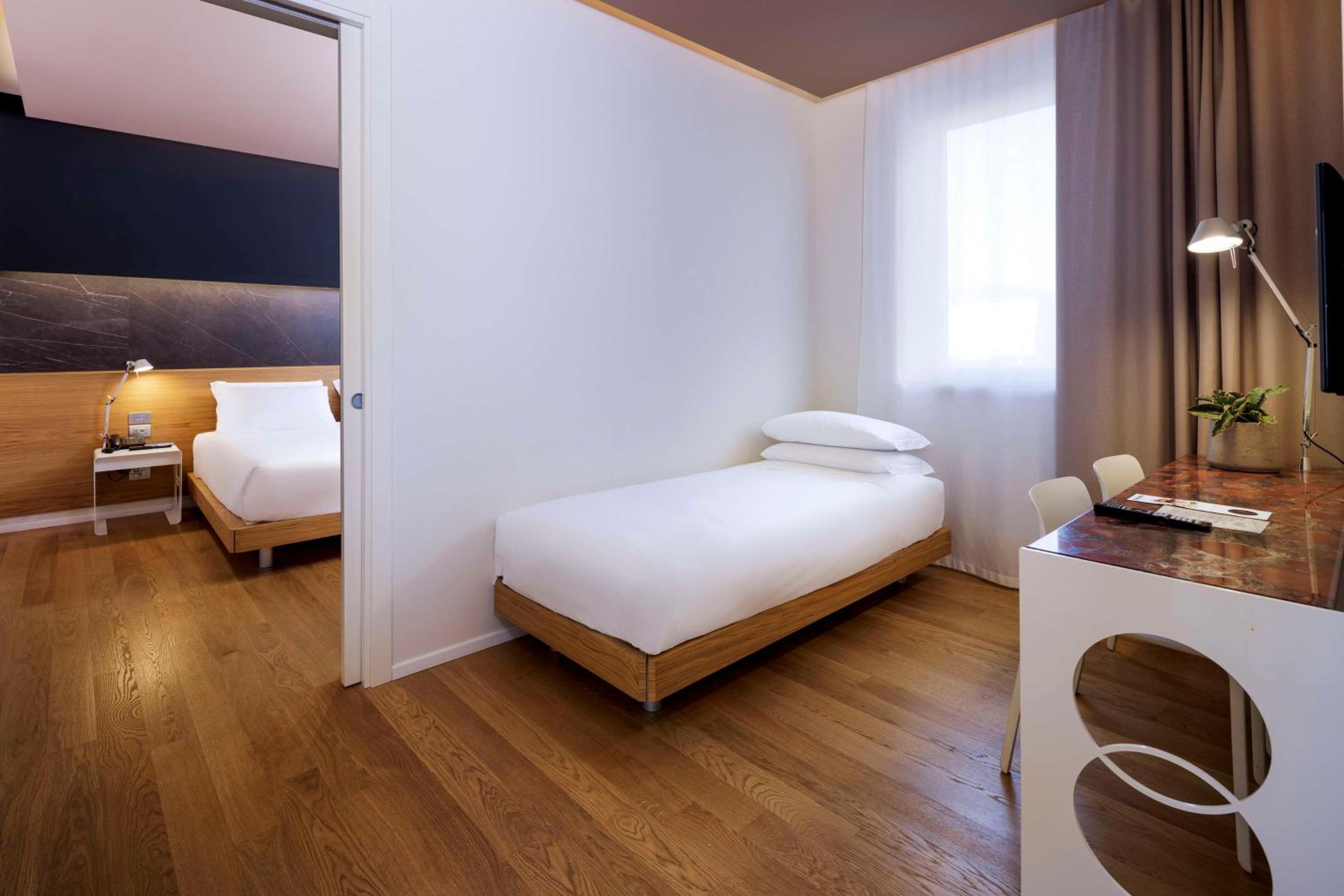 Classic Queen Room with Single Bed - Photo 1