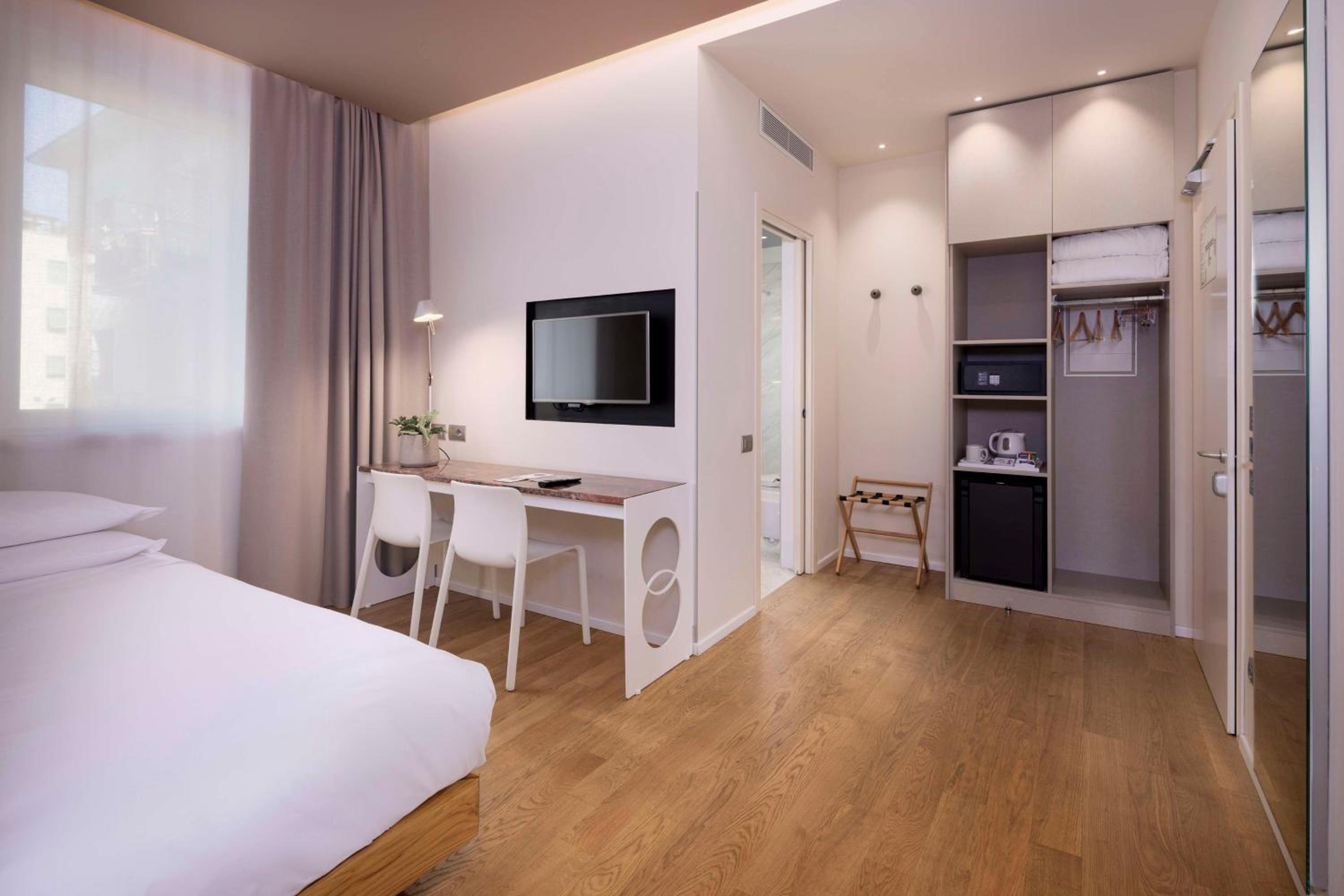 Classic Queen Room with Single Bed - Photo 11