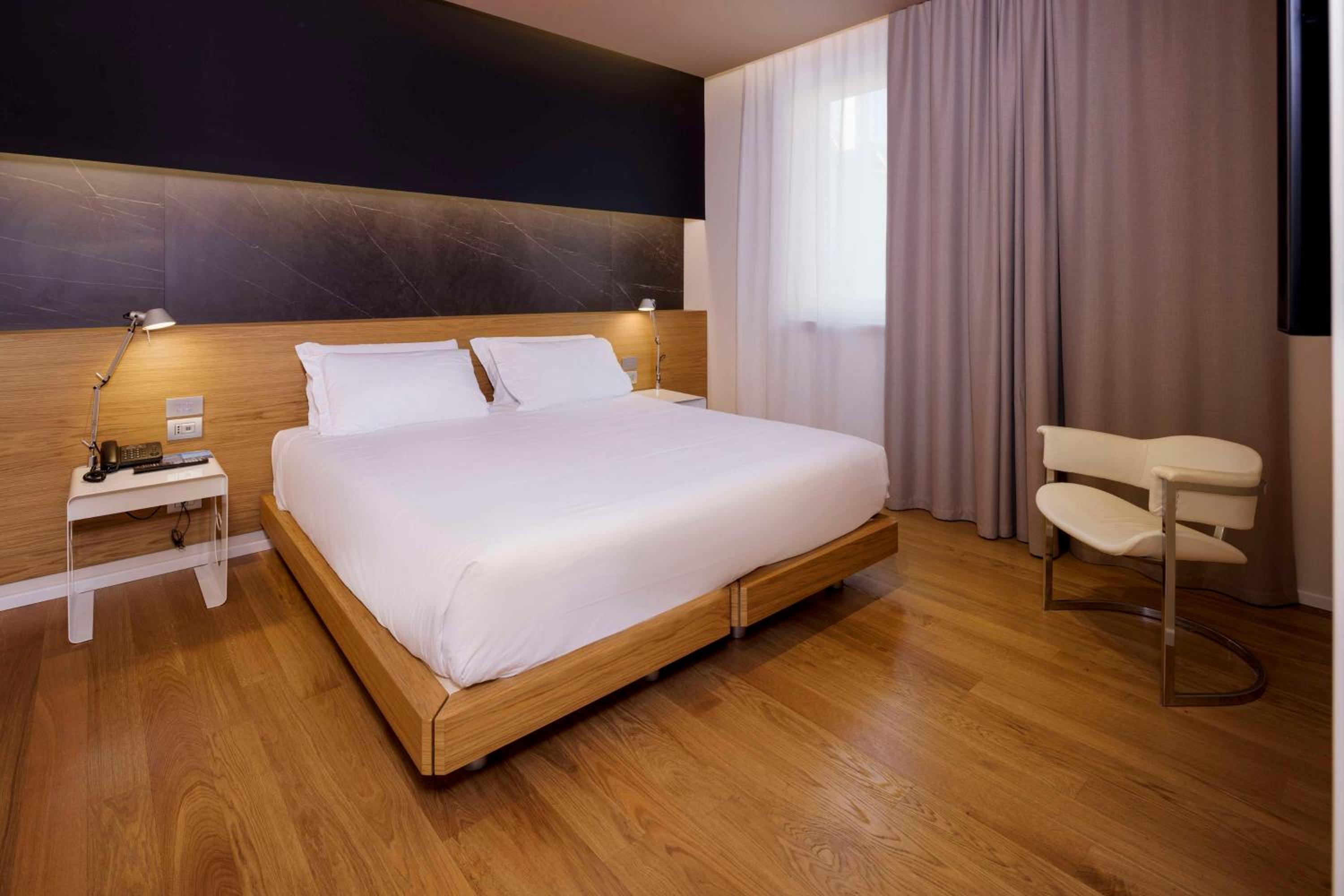 Classic Queen Room with Single Bed - Photo 12