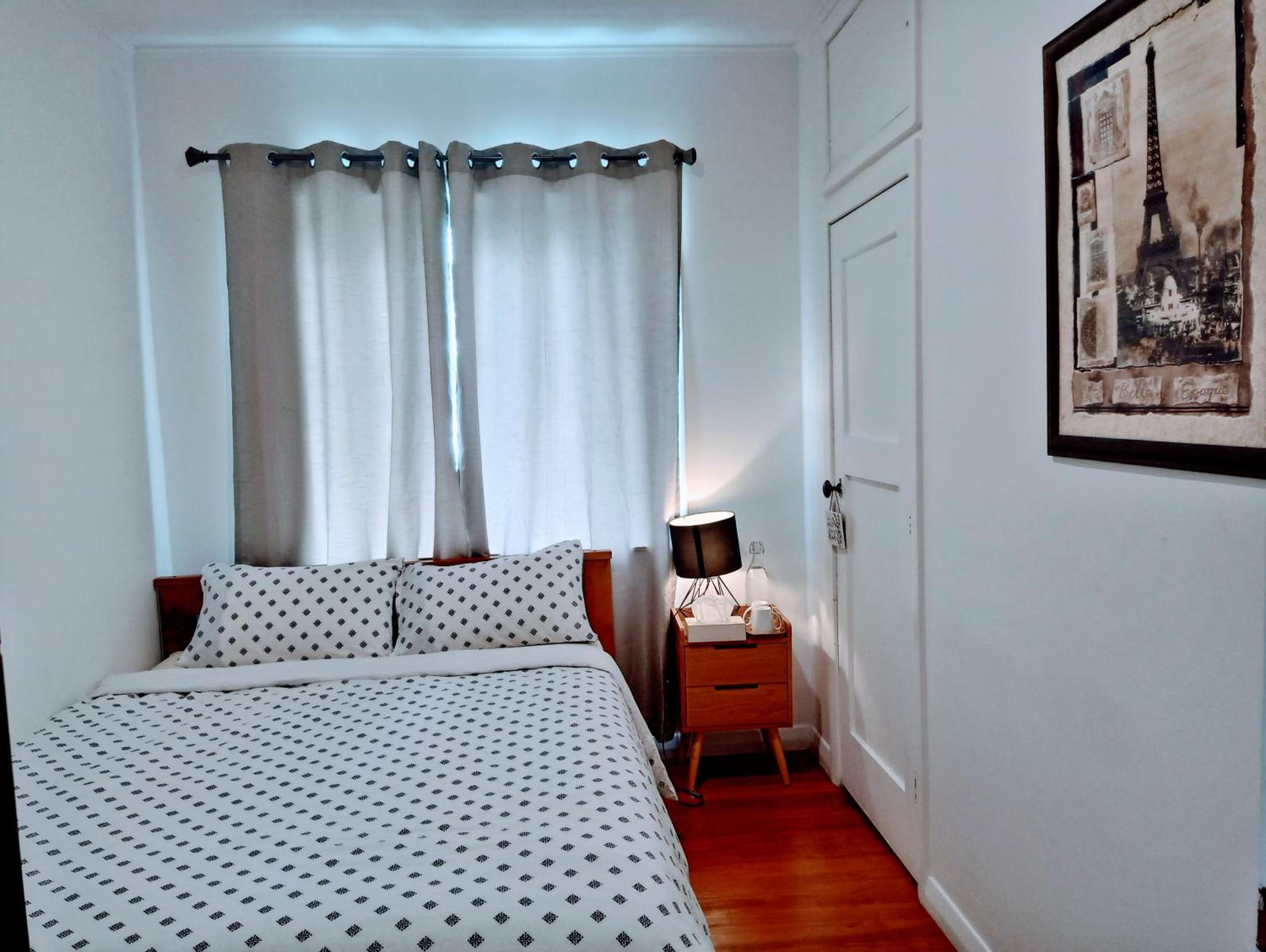 Queen Room With Shared Bathroom photo 1