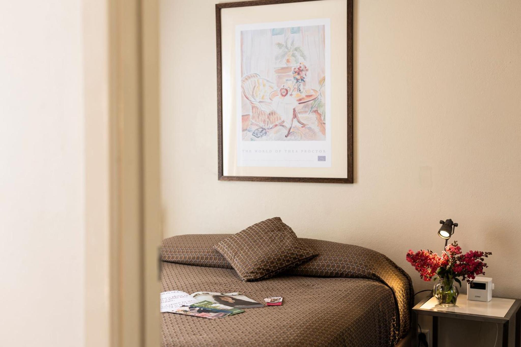 Executive One-Bedroom Apartment - Photo 13