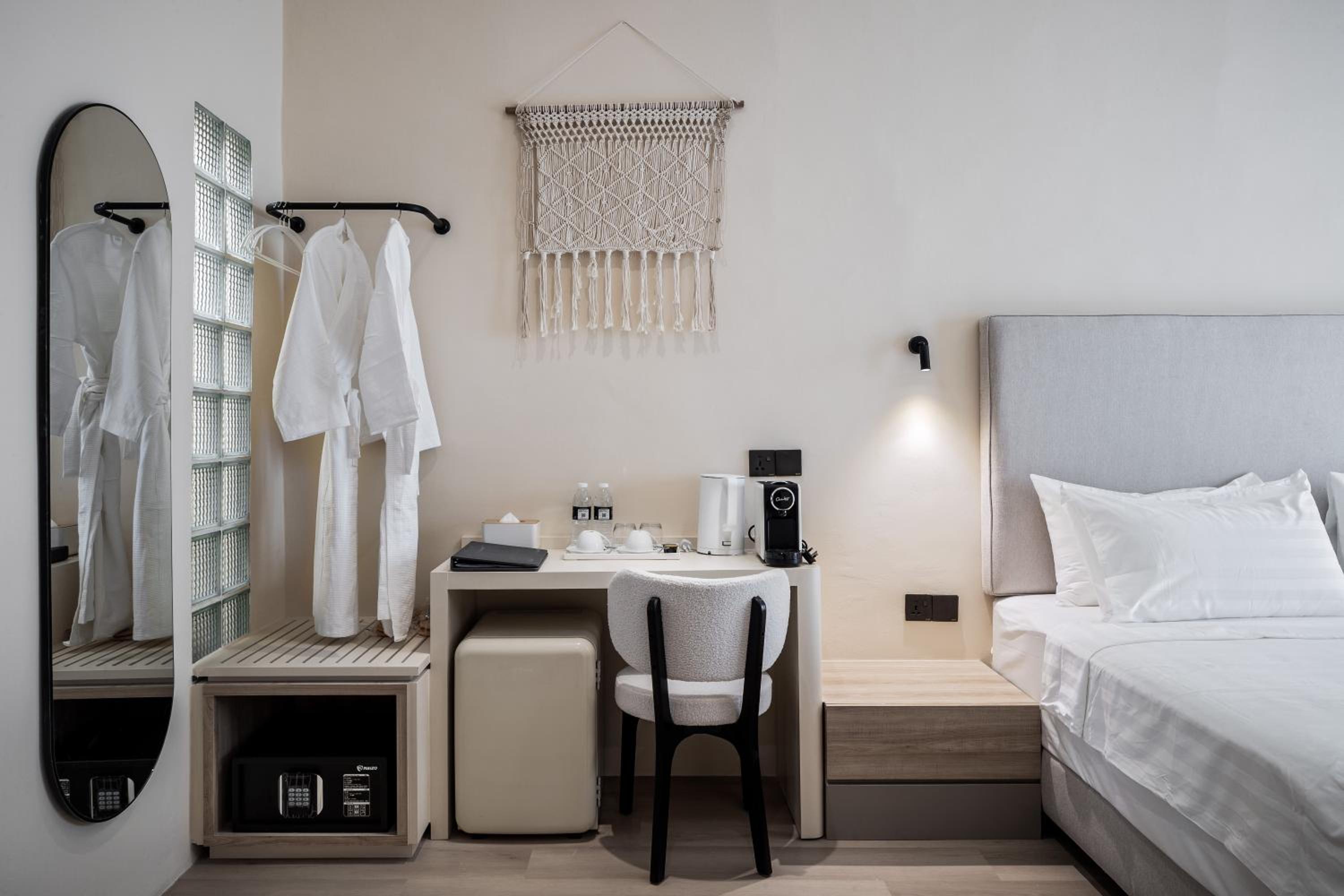 Deluxe Suite with Bathtub - Photo 3