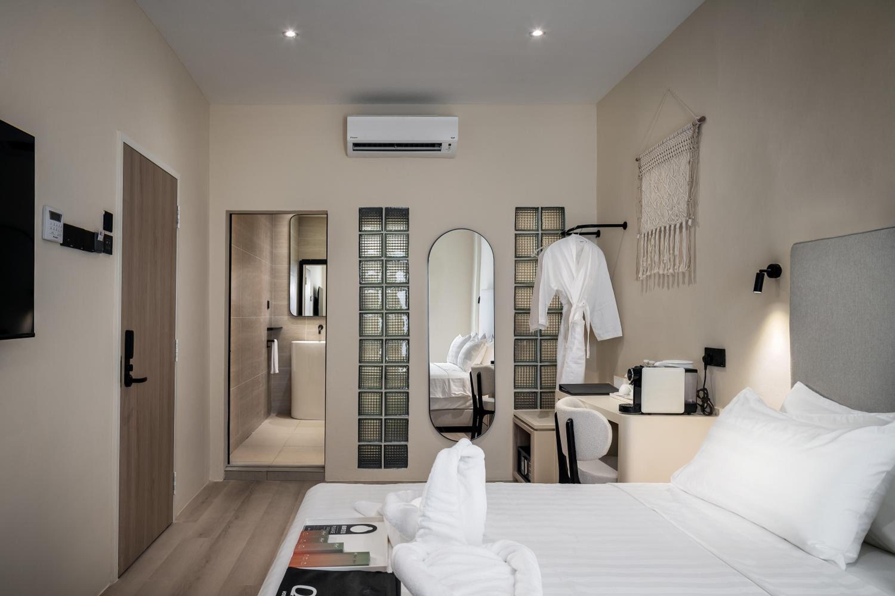 Deluxe Suite with Bathtub - Photo 2