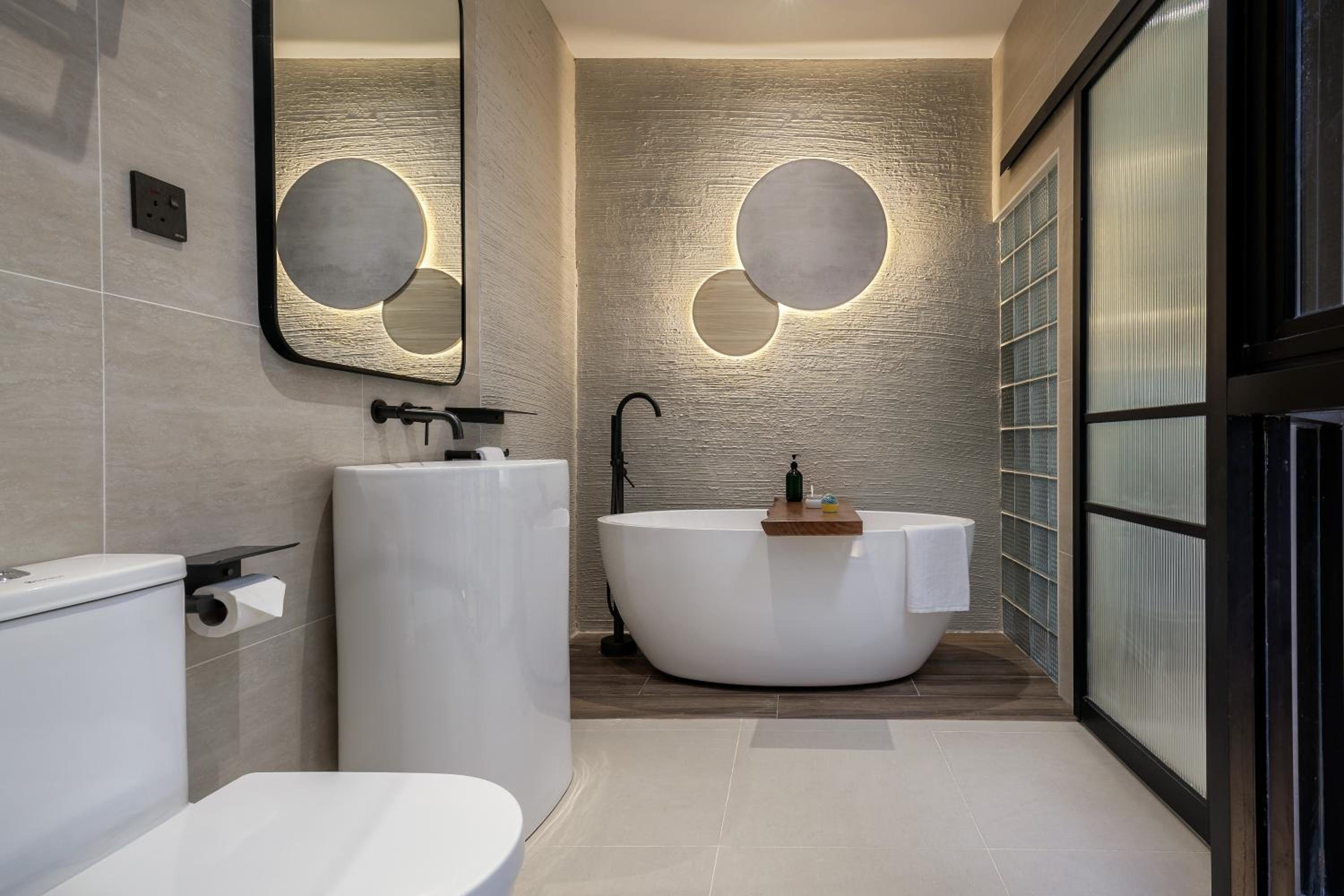 Deluxe Suite with Bathtub - Photo 5