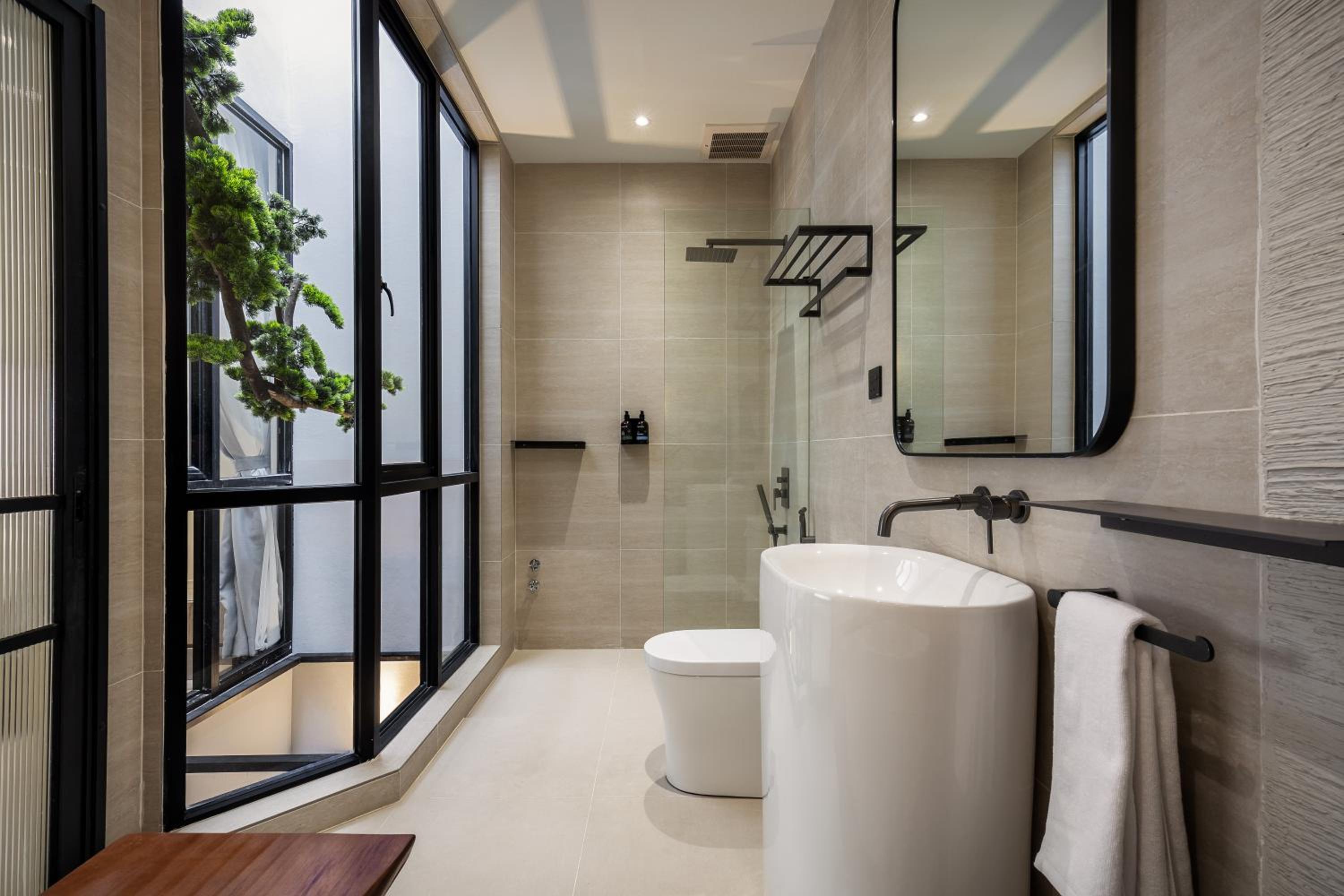 Deluxe Suite with Bathtub - Photo 4