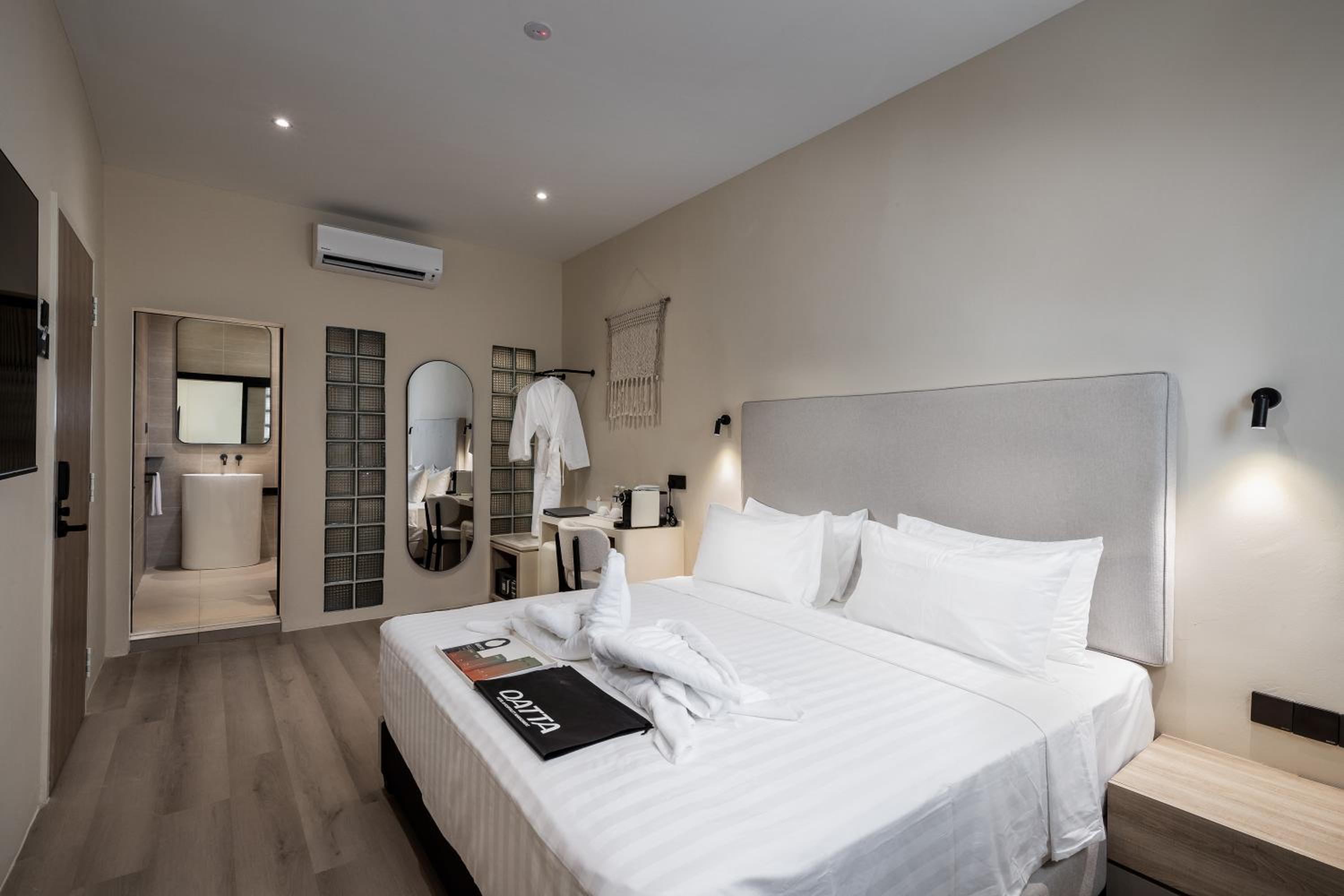 Deluxe Suite with Bathtub - Photo 1