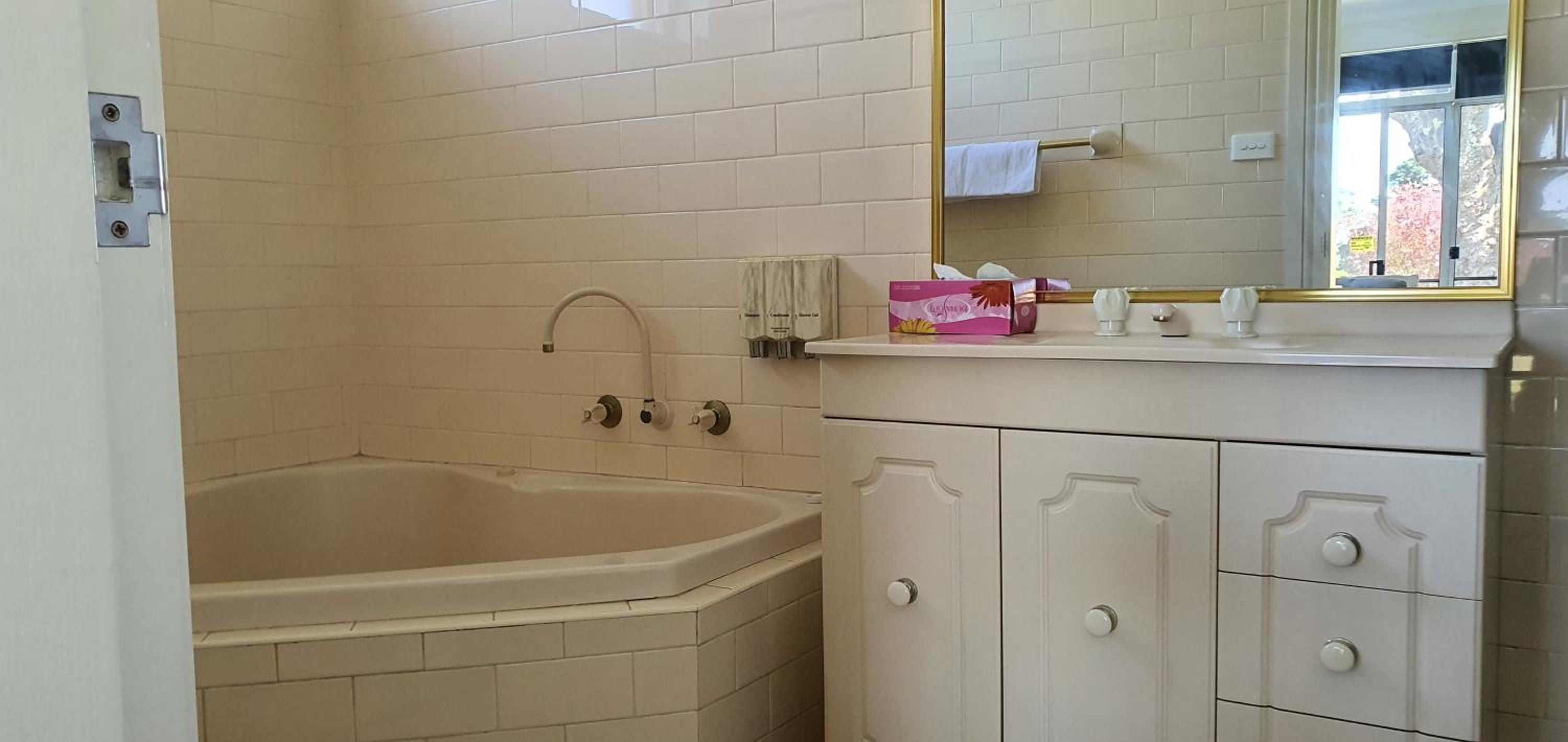 Executive Suite - Photo 10