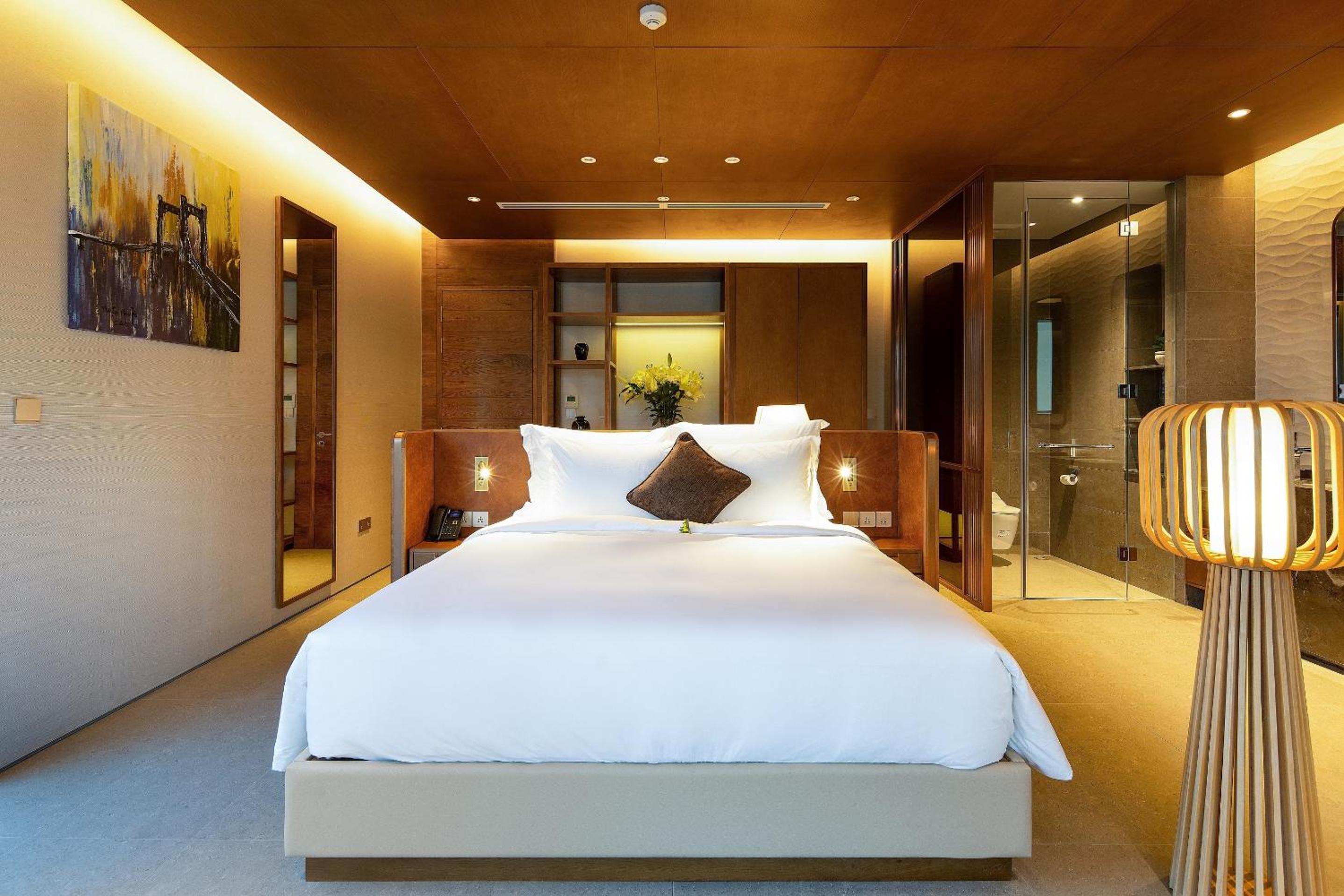 Five-Bedroom Villa with Private Pool - Photo 32