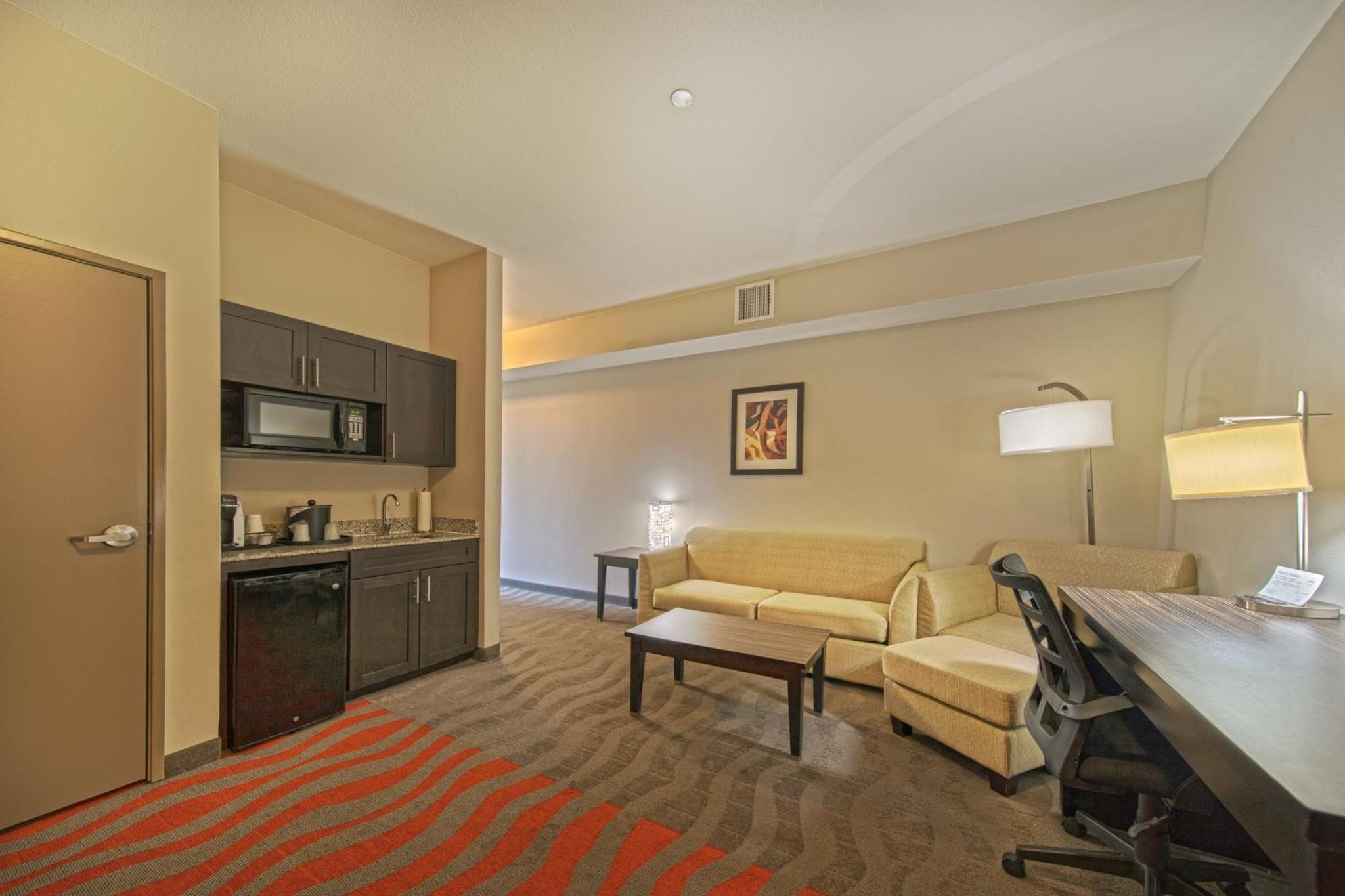 Standard King Room with Roll-In Shower - Communications Access - Photo 2