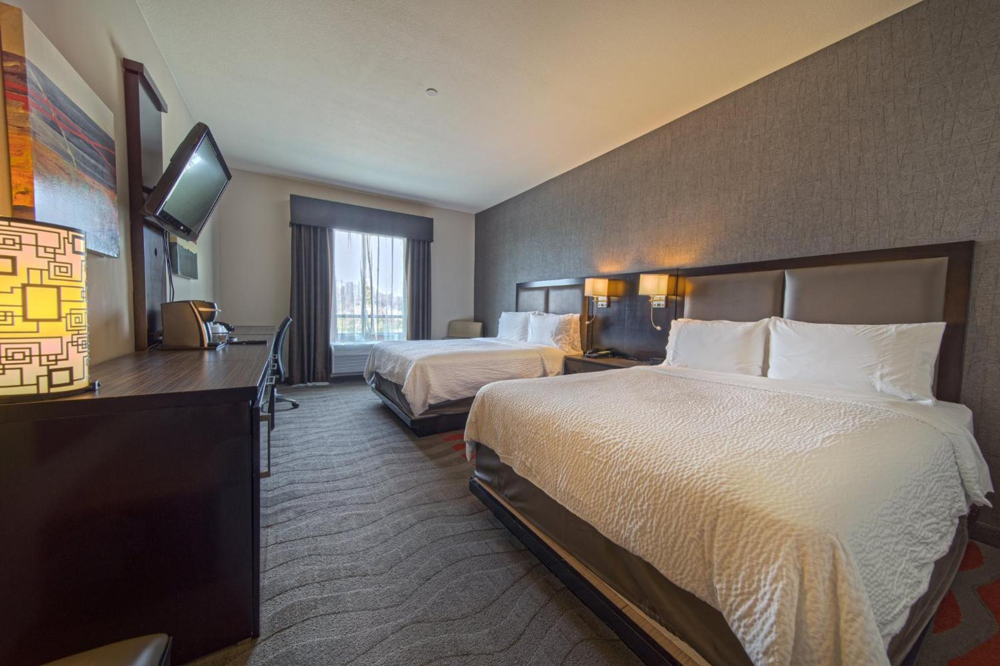 Standard Queen Room with Two Queen Beds - Photo 3