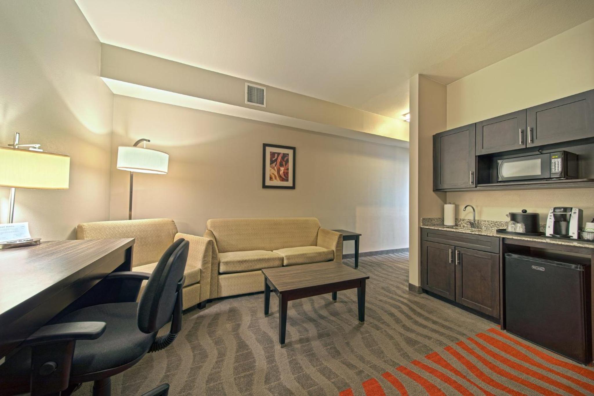 Standard King Room with Roll-In Shower - Communications Access - Photo 3