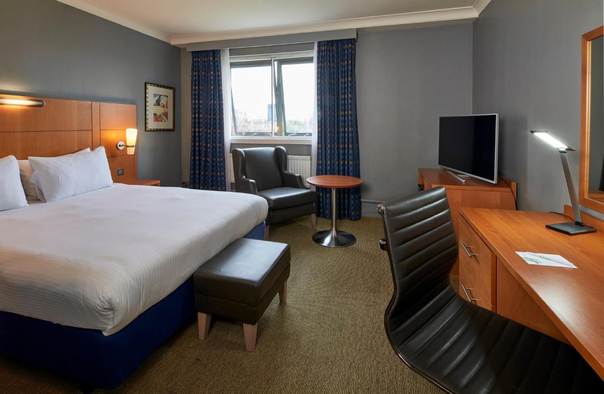 Premium Queen Room photo 2
