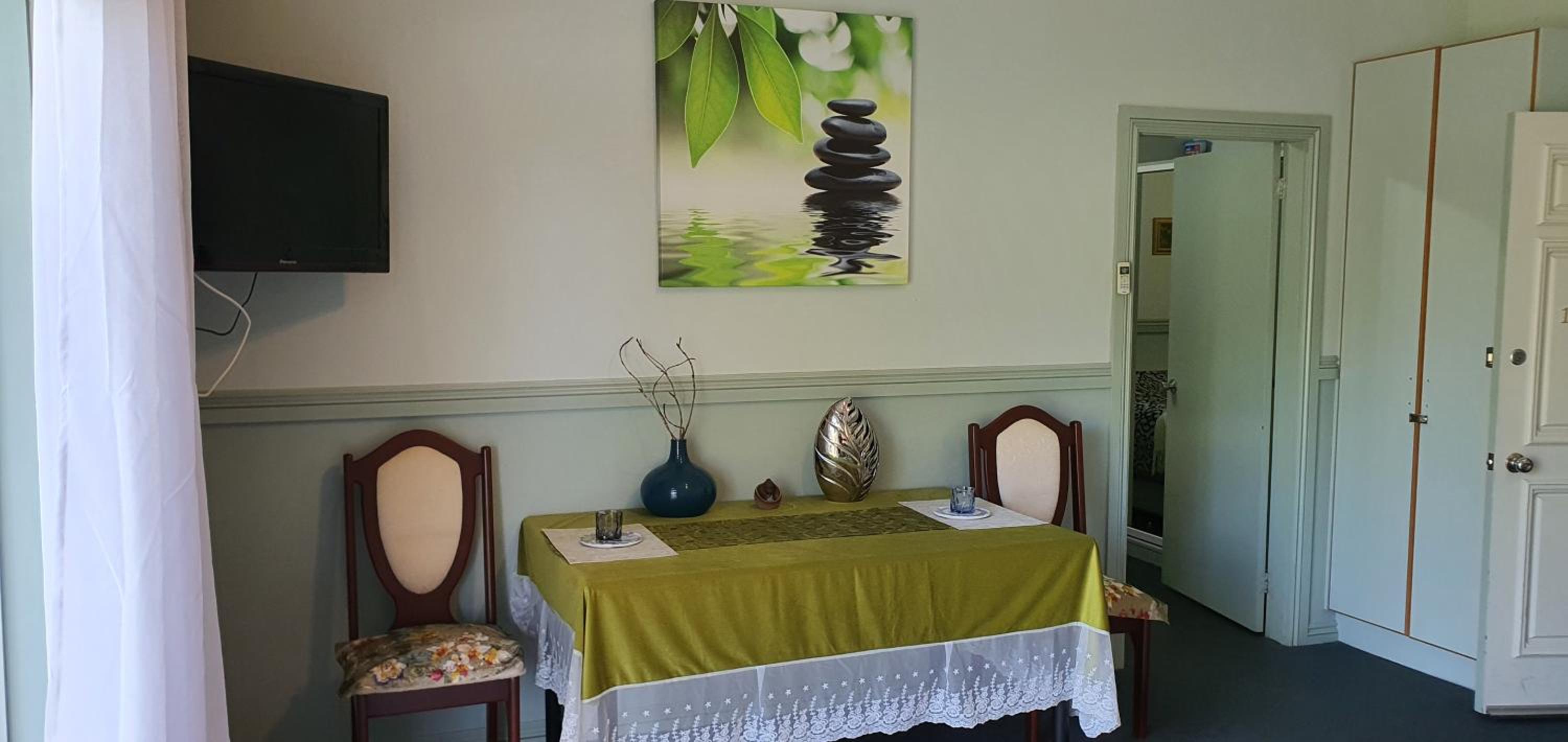 One-Bedroom Apartment - Photo 2