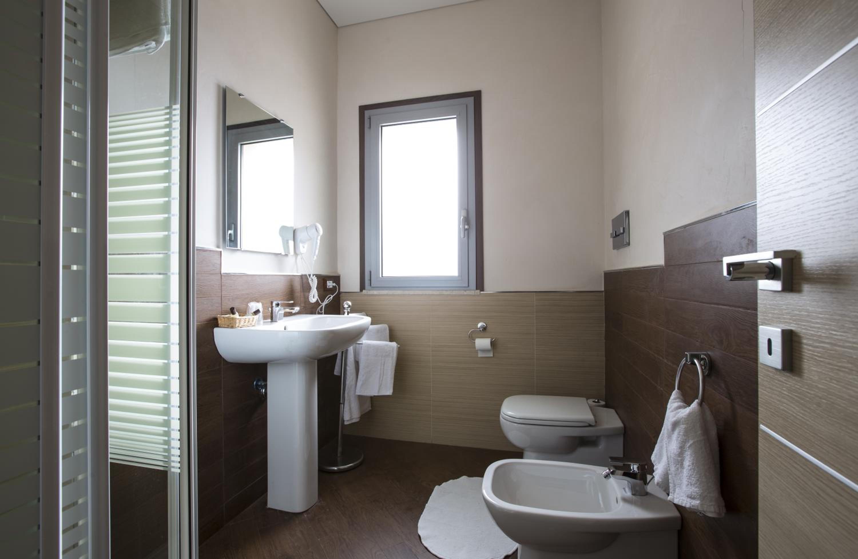 Double Room - Photo 16