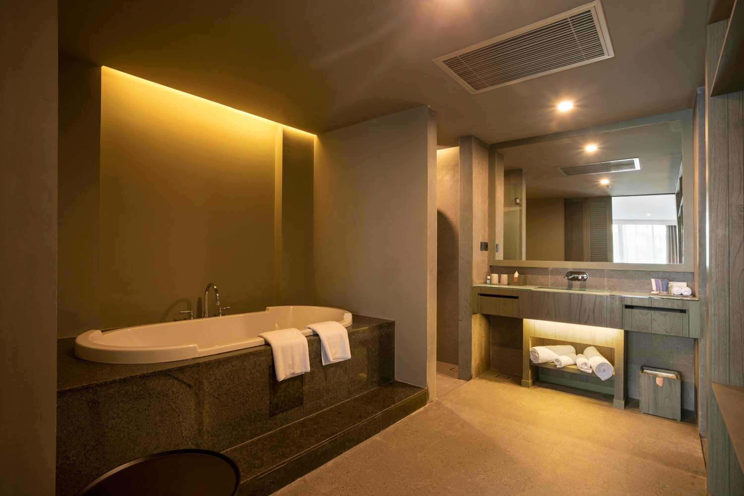 Lagoon Suite with Bathtub thumbnail 5