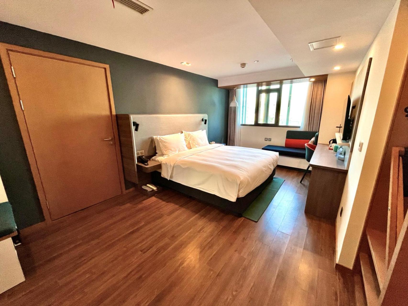 Standard King Room - Disability Access - Photo 1
